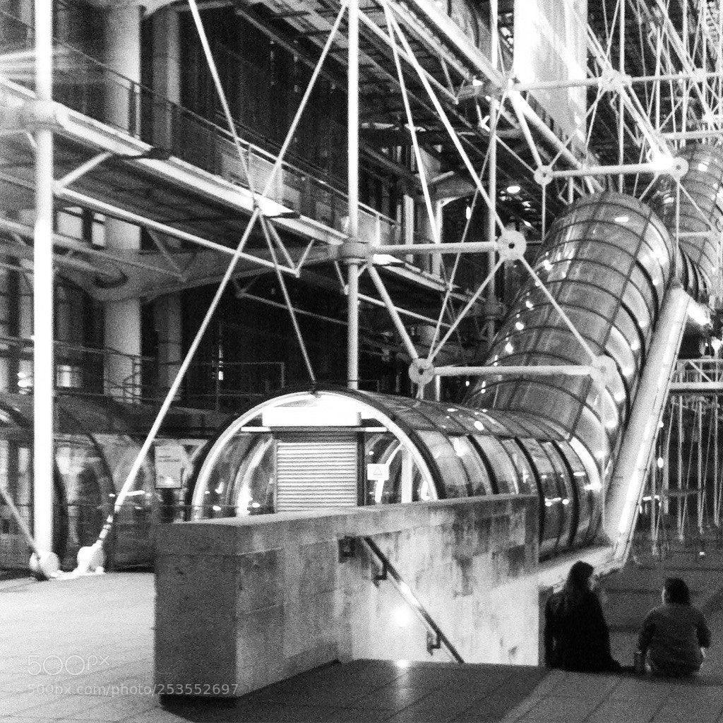 Apple iPhone 4 sample photo. Pompidou photography