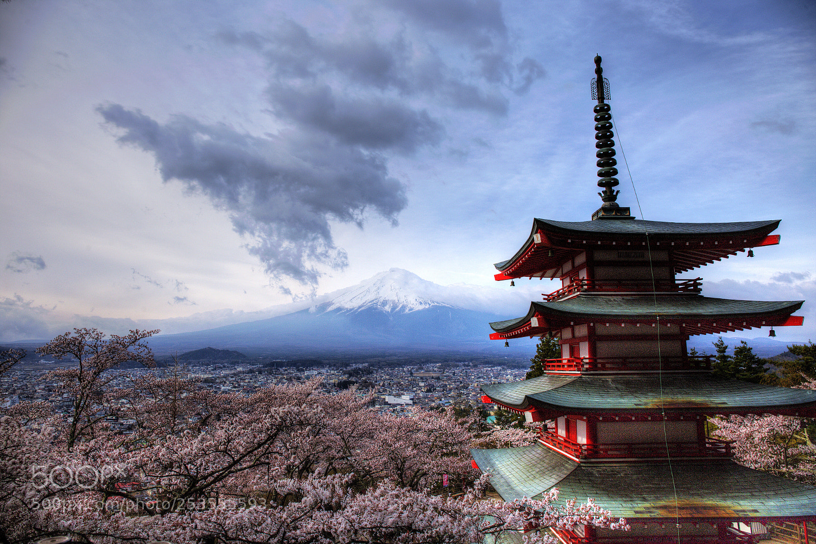 Canon EF 24-70mm F4L IS USM sample photo. 新倉山淺間神社 忠靈塔 photography
