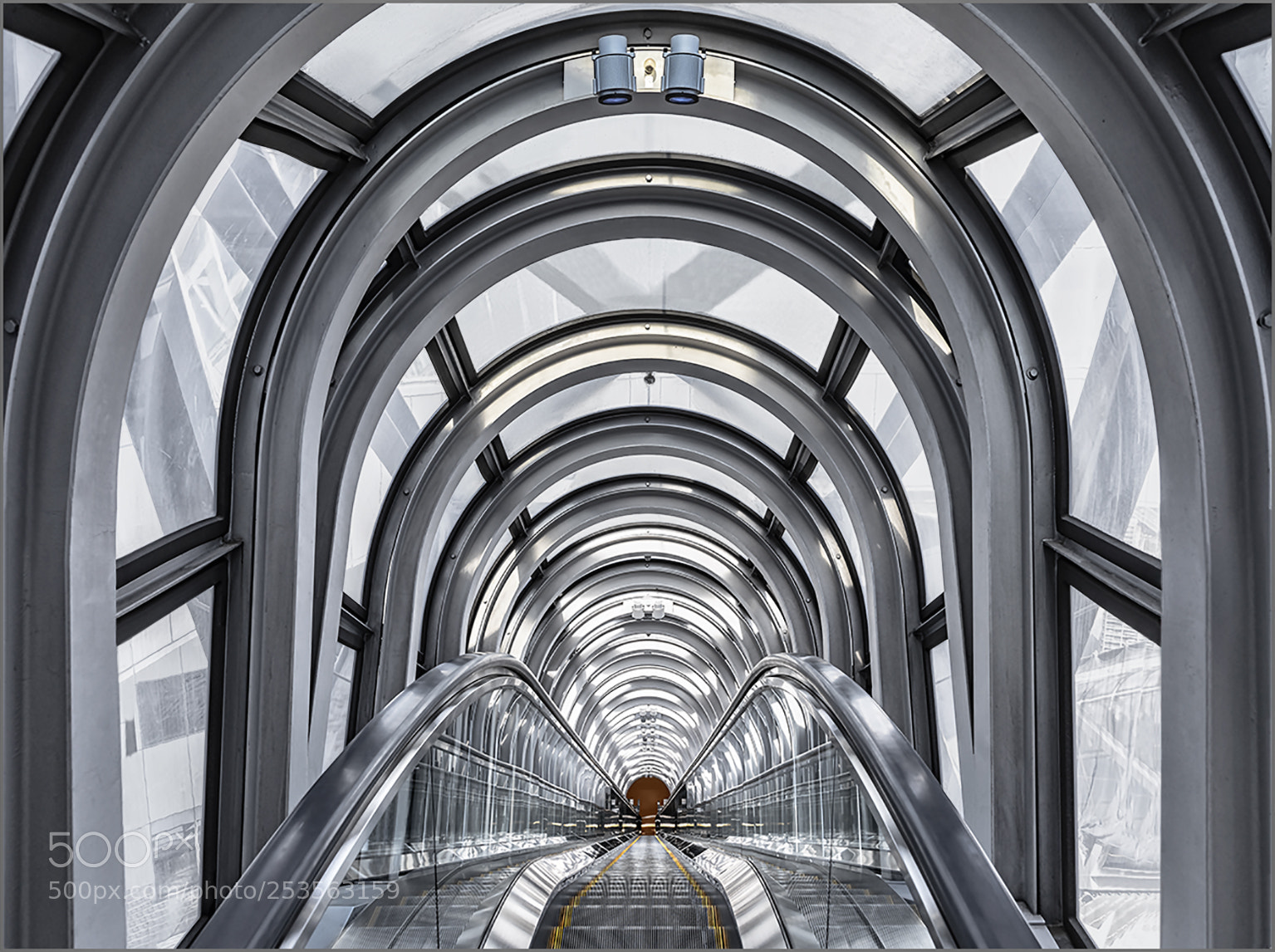 Canon EOS 5D Mark IV sample photo. Escalator in the umeda photography