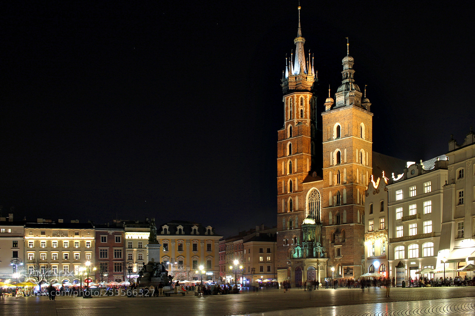 Canon EOS 1200D (EOS Rebel T5 / EOS Kiss X70 / EOS Hi) sample photo. Krakow at night photography