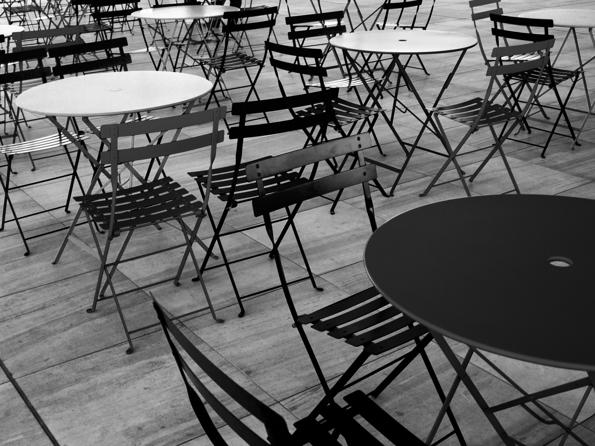 Olympus E-400 (EVOLT E-400) sample photo. Empty chairs at emtpy tables photography