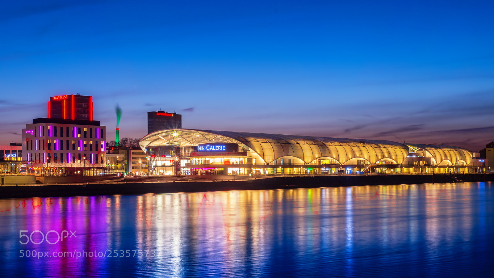 Panasonic Lumix DC-G9 sample photo. Ludwigshafen rheingalerie. blaue stunde. photography