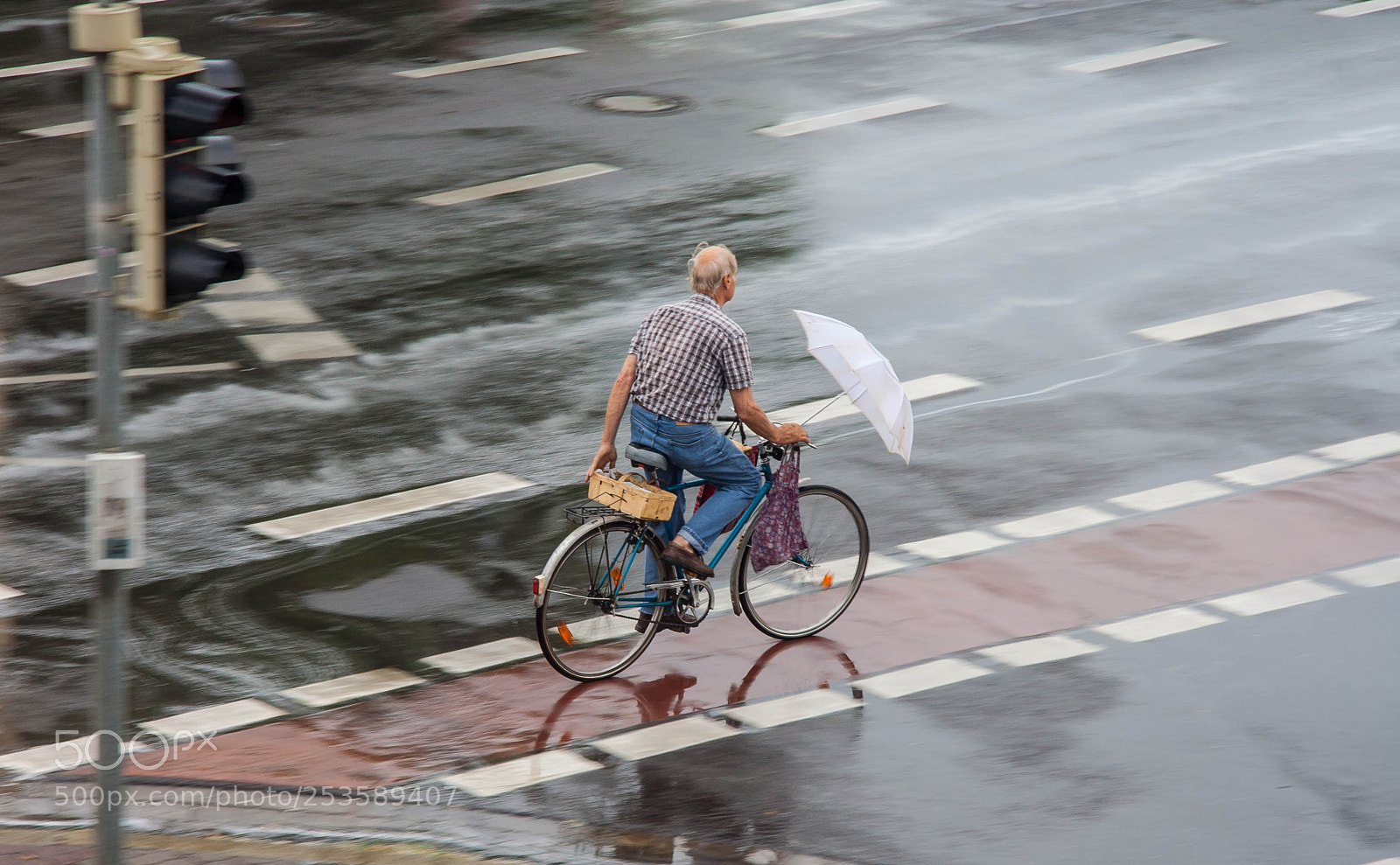 Canon EOS 350D (EOS Digital Rebel XT / EOS Kiss Digital N) sample photo. Brave cyclist photography