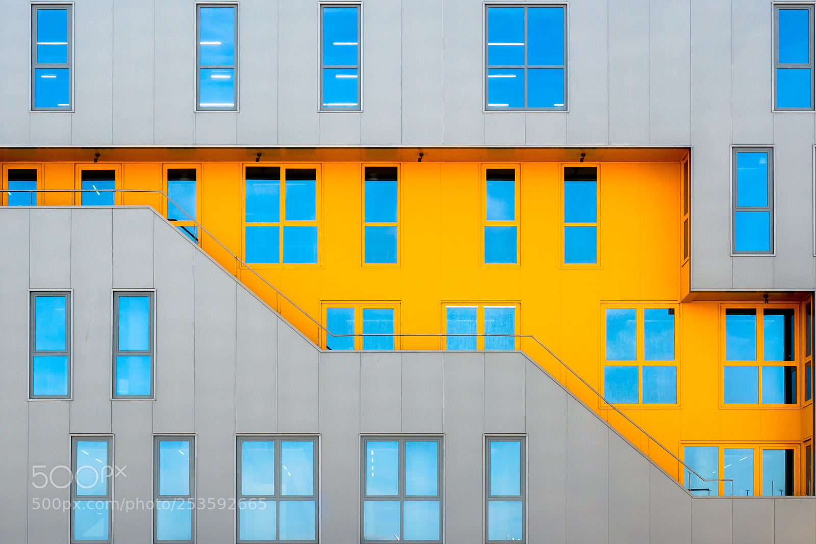 Olympus OM-D E-M5 II sample photo. Yellow in grey facade photography