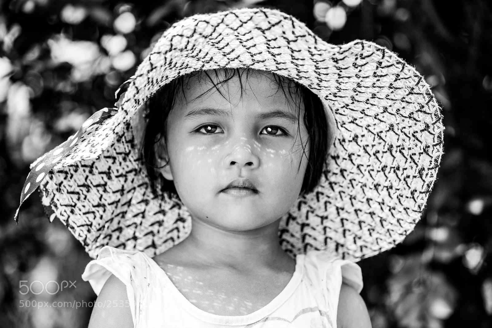 Canon EOS 5DS R sample photo. Little girl in farm photography