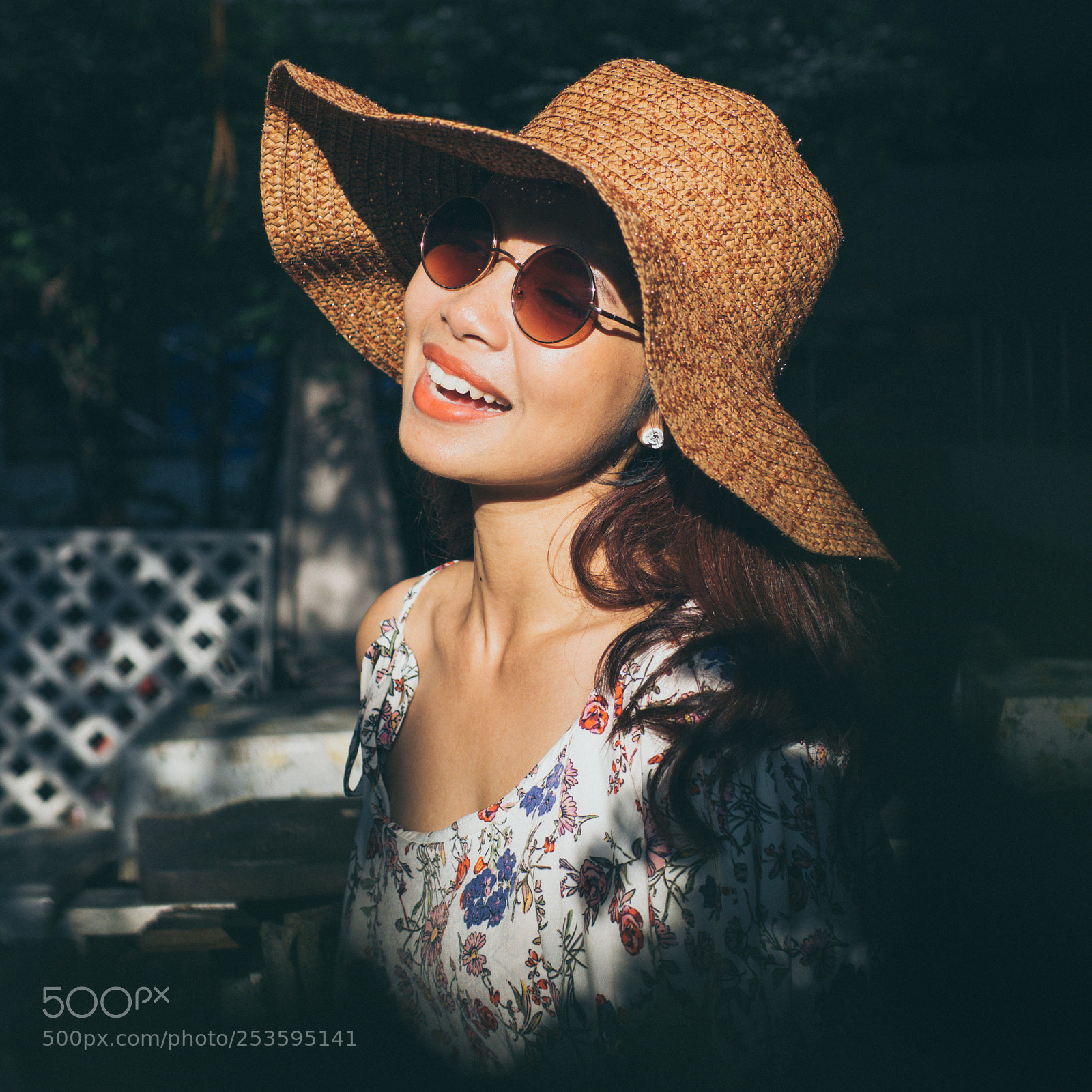 Olympus OM-D E-M10 II sample photo. Vintage woman facing in photography