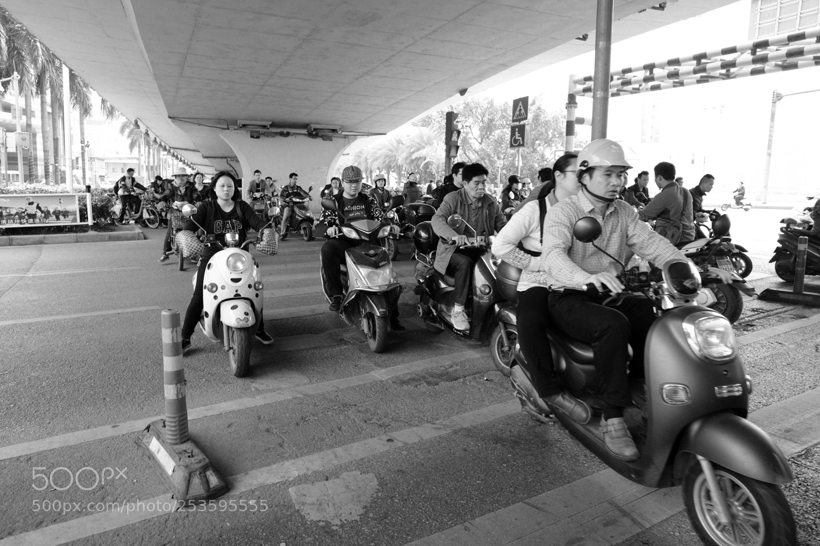 Fujifilm X-Pro2 sample photo. Scooter traffic in nanning photography