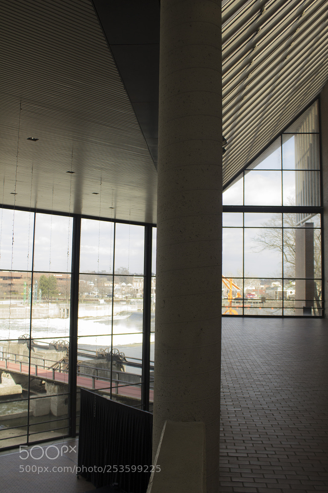 Canon EOS 1200D (EOS Rebel T5 / EOS Kiss X70 / EOS Hi) sample photo. Column, windows, ceiling, and photography