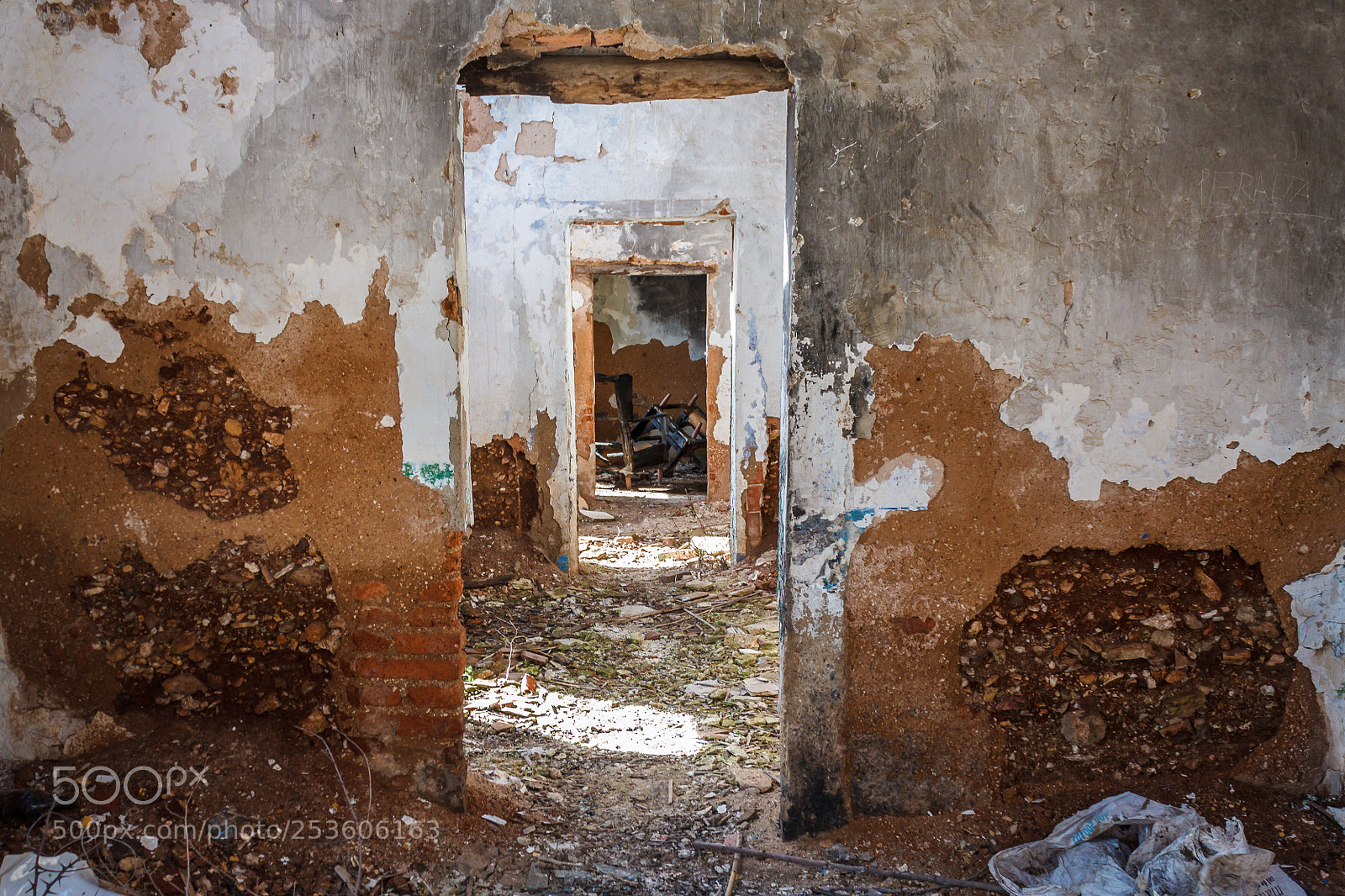 Canon EOS 600D (Rebel EOS T3i / EOS Kiss X5) sample photo. Frames in ruin photography