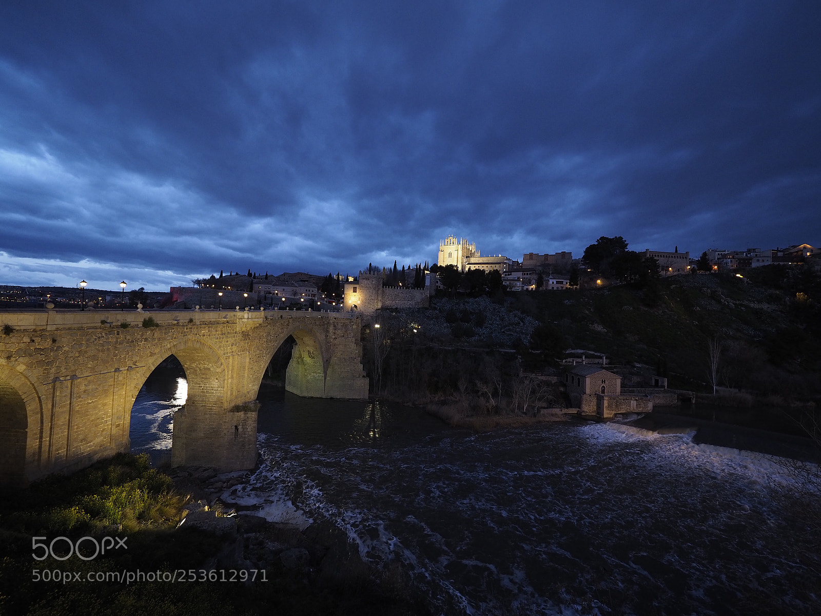 Olympus OM-D E-M5 II sample photo. Toledo at night photography