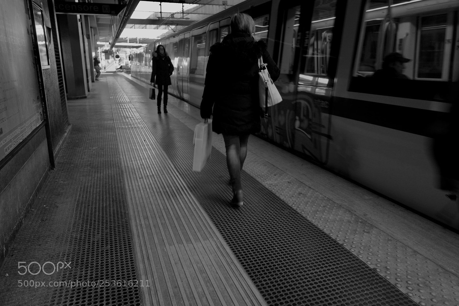 Leica Q (Typ 116) sample photo. Metro photography