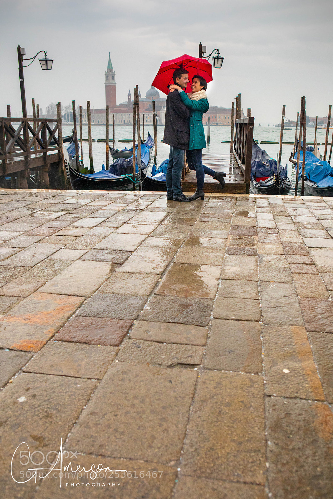 Canon EOS 5D Mark IV sample photo. Red umbrella in venice photography