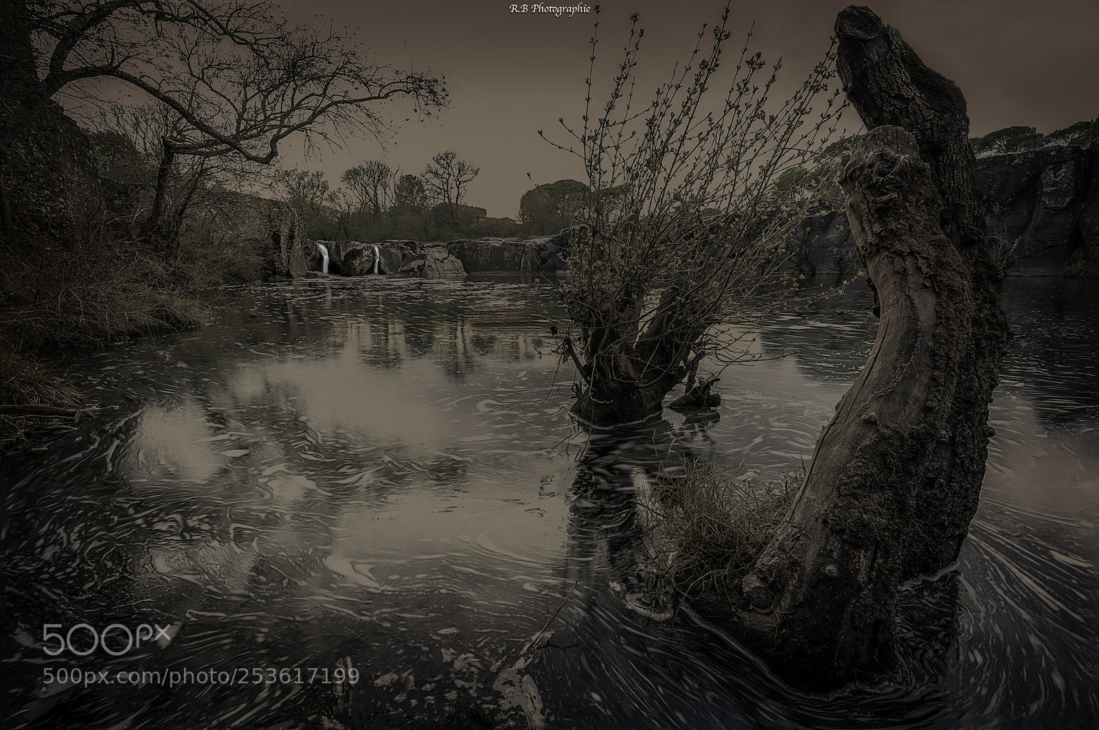 Canon EOS 5D Mark IV sample photo. Dark water photography