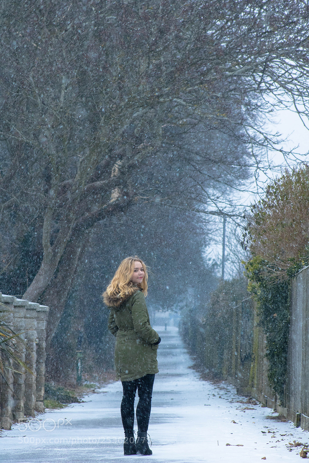 Canon EOS 750D (EOS Rebel T6i / EOS Kiss X8i) sample photo. Snow walk photography