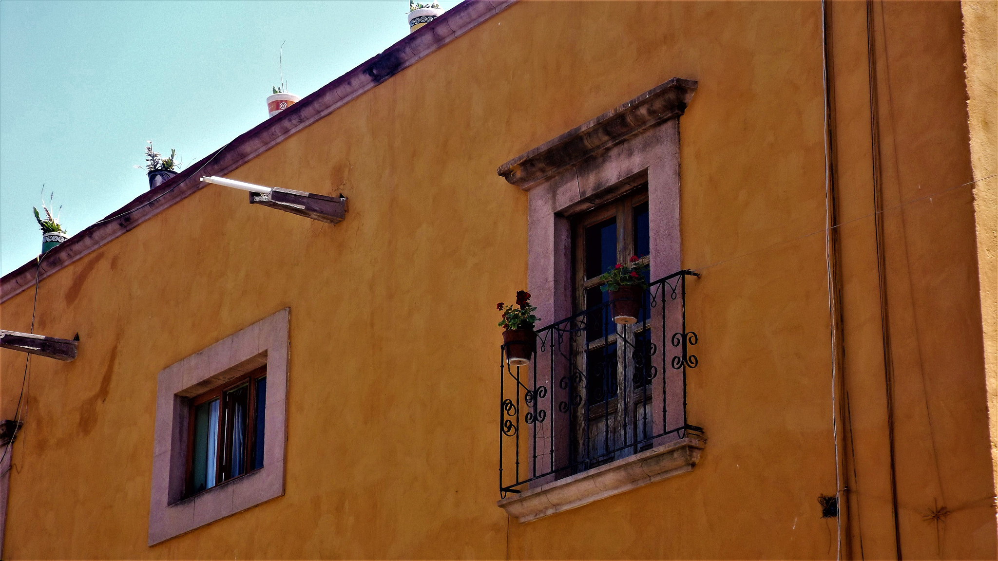 Fujifilm FinePix S4800 sample photo. House decorated with flower pots photography