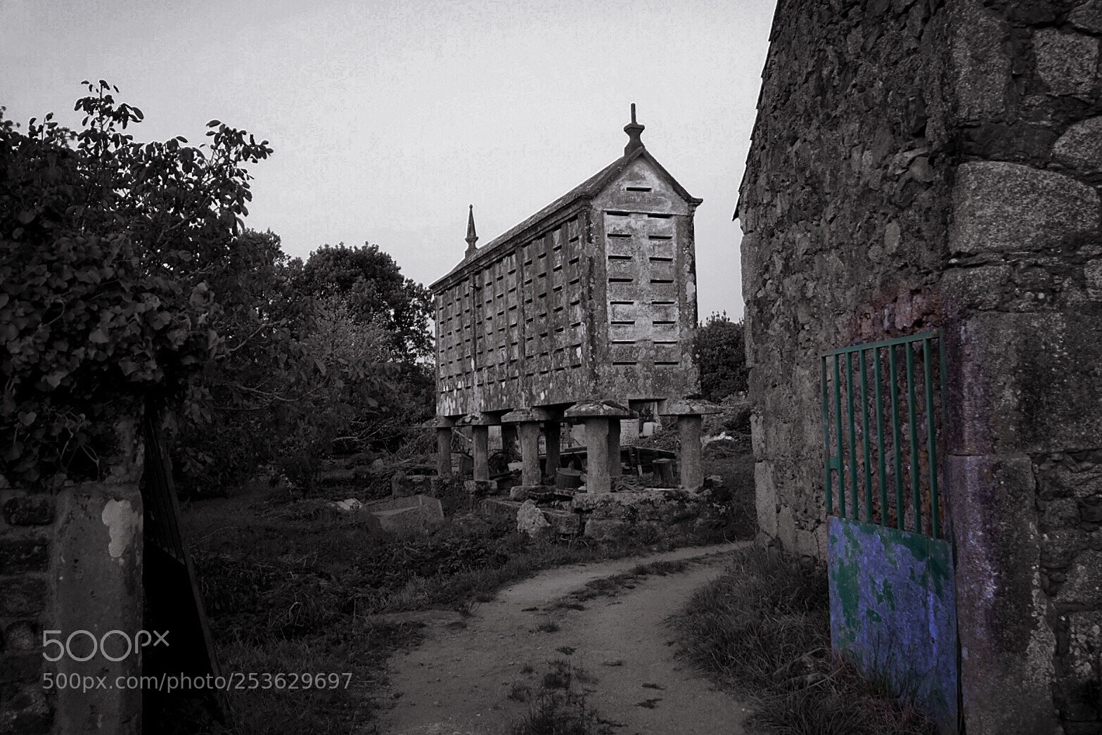 Sony Cyber-shot DSC-RX10 III sample photo. Galician hórreo  photography