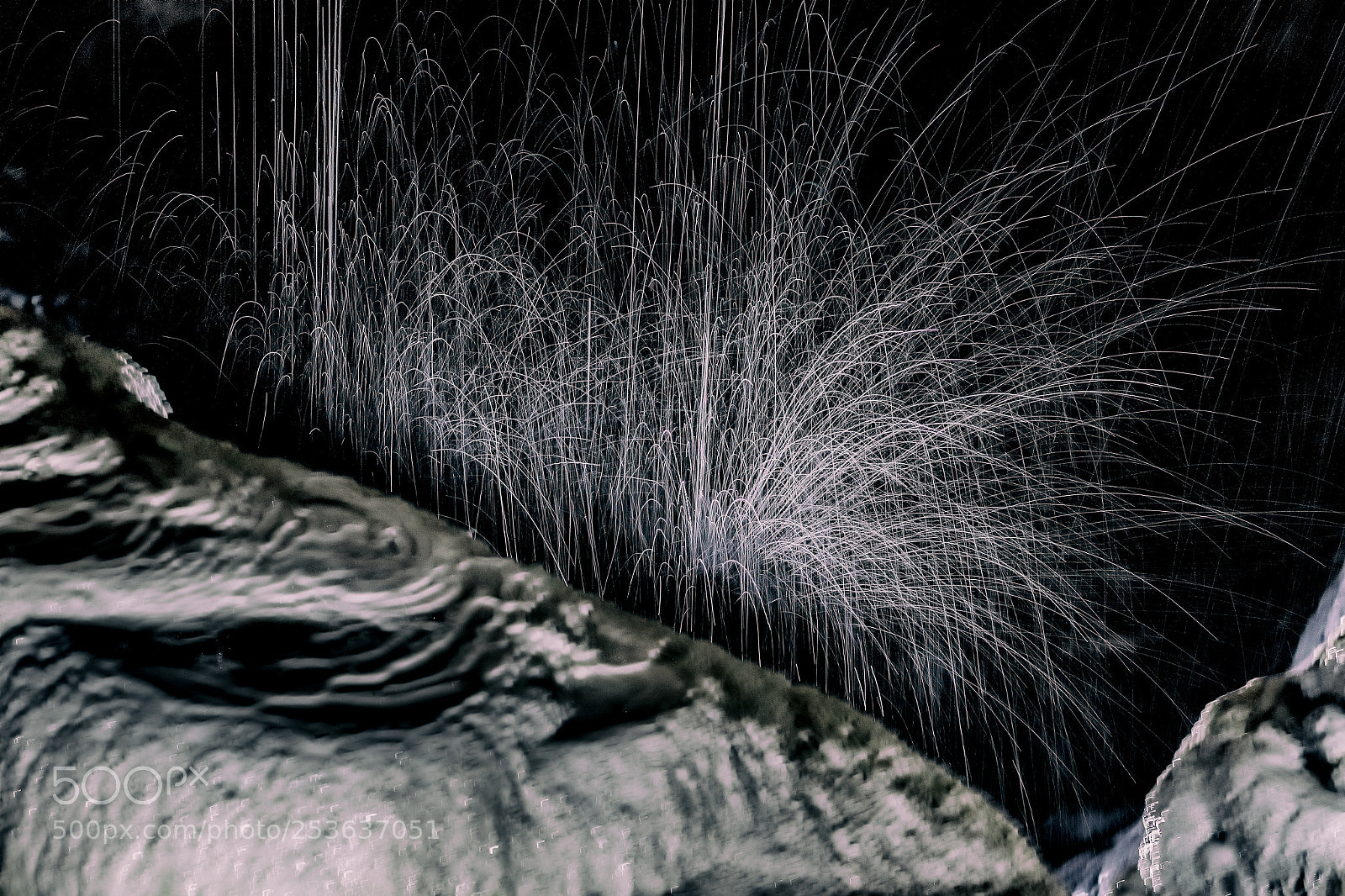 Canon EOS 7D Mark II sample photo. Dancing drops photography