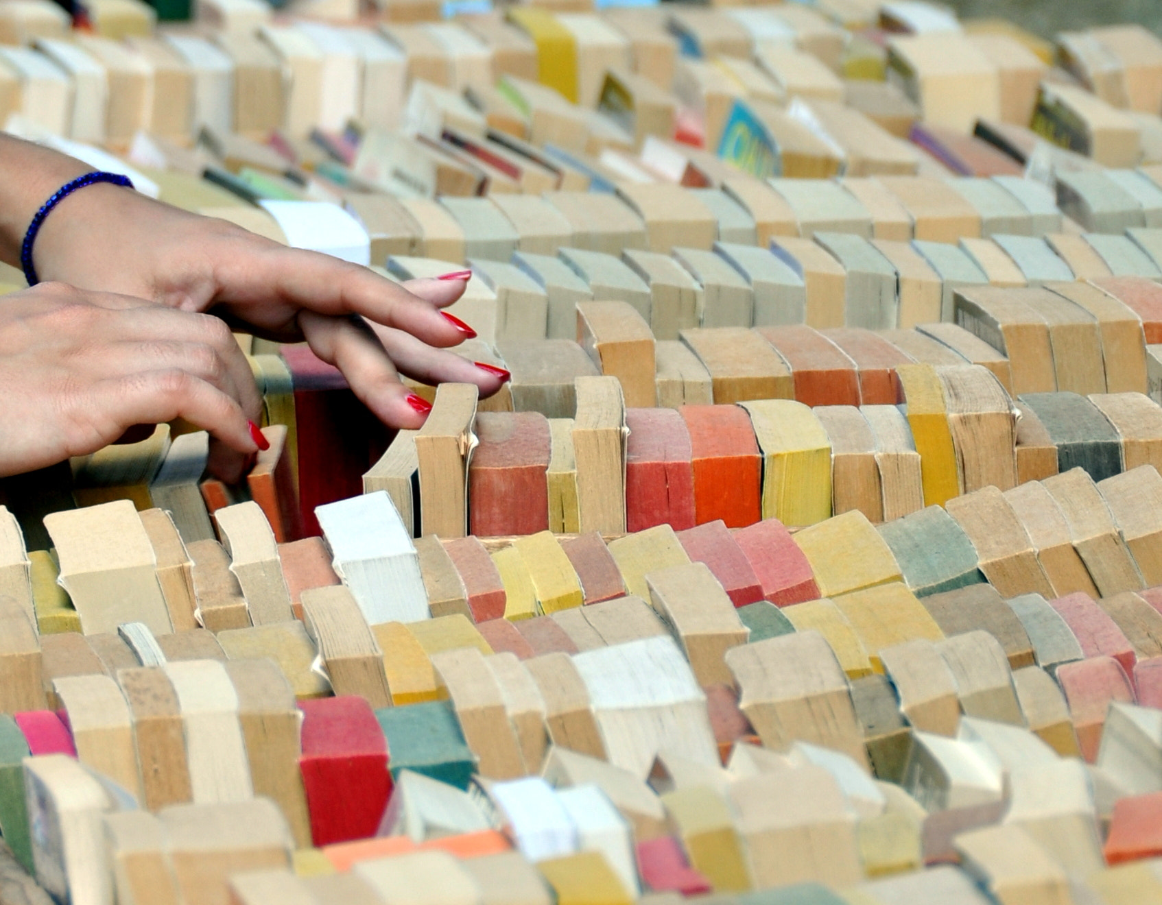 Nikon D90 sample photo. Browsing a book stall photography