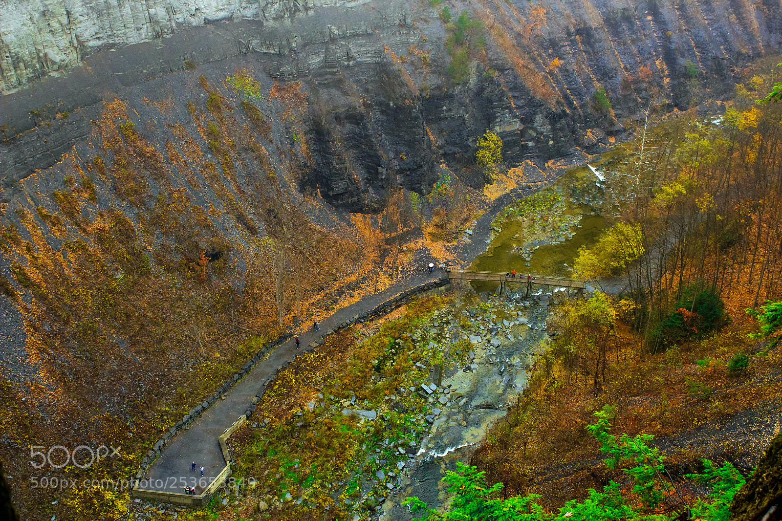 Canon EOS 600D (Rebel EOS T3i / EOS Kiss X5) sample photo. Overlooking the valley floor photography