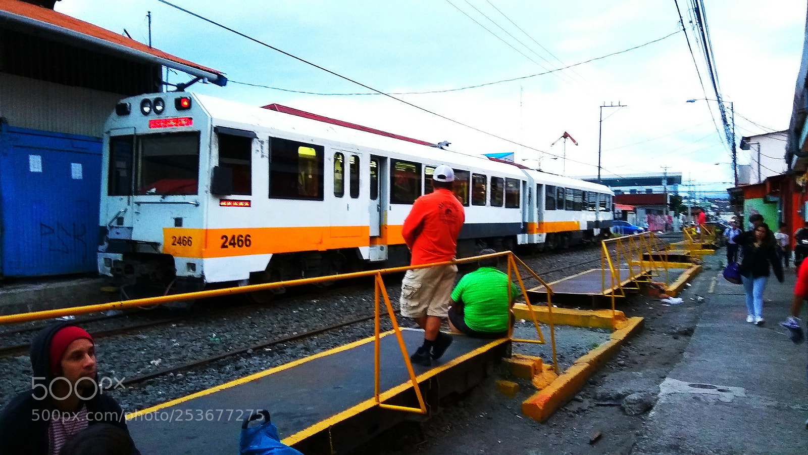 Xiaomi Redmi Note3 sample photo. Esperando el tren. photography