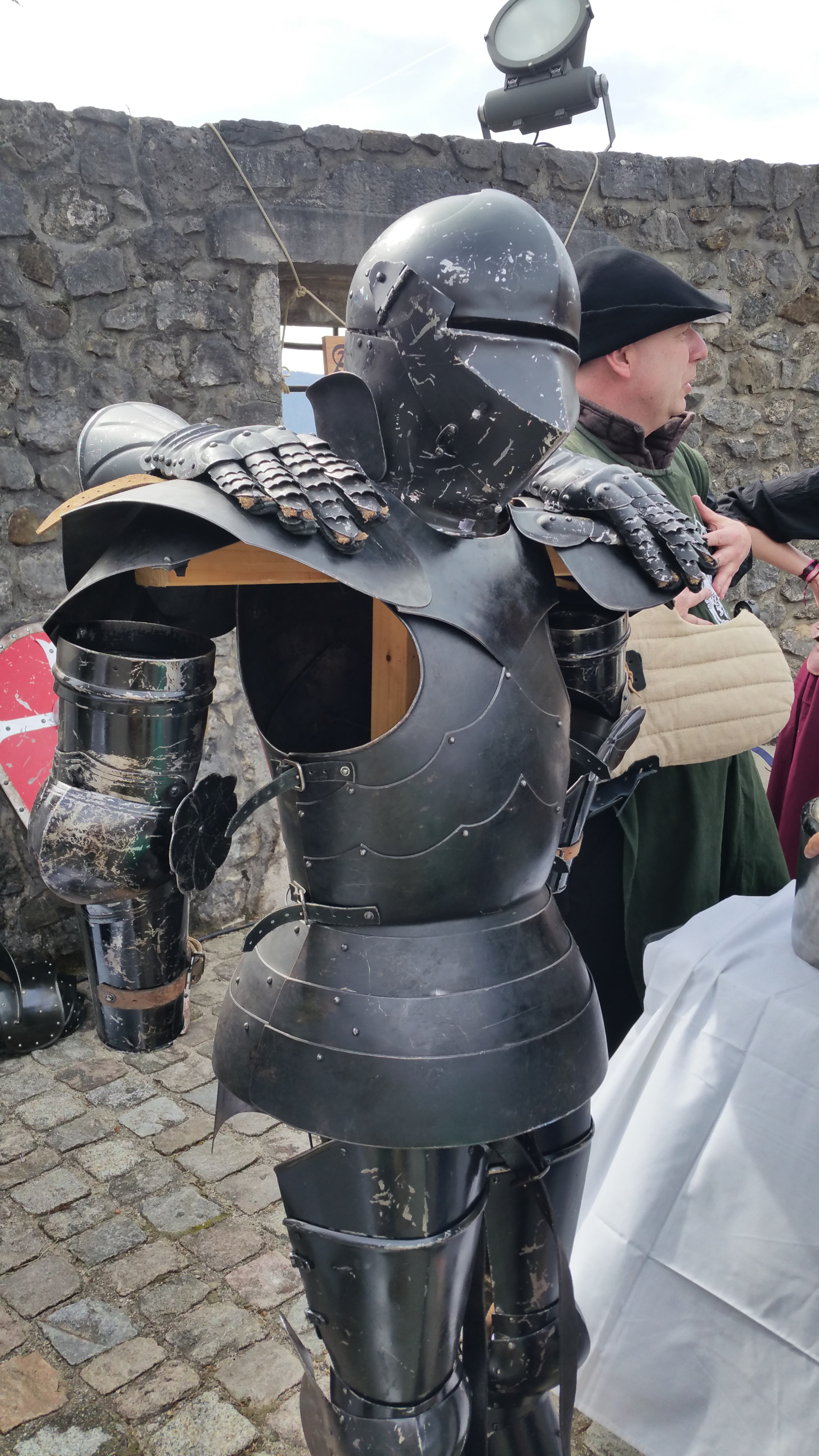 Samsung Galaxy S5 LTE-A sample photo. Standing armour and the vendeur photography