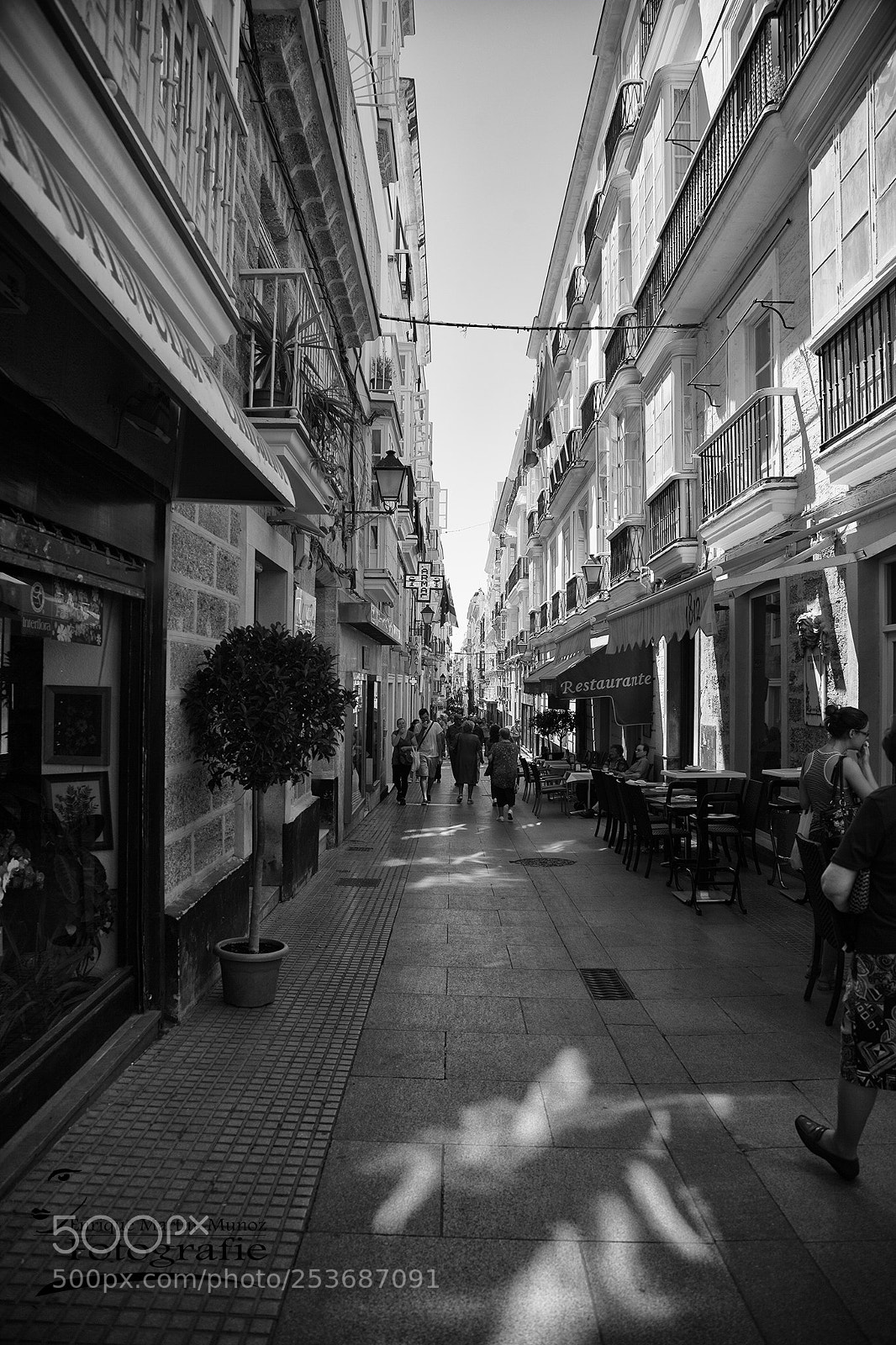 Canon EOS 5D Mark II sample photo. Cadiz street photography