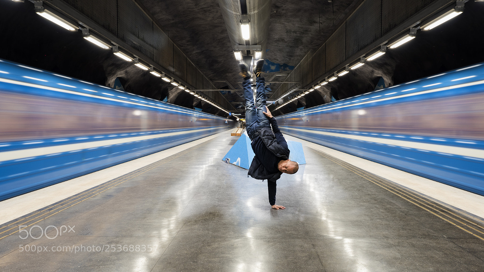 Olympus OM-D E-M1 Mark II sample photo. Handstand photography
