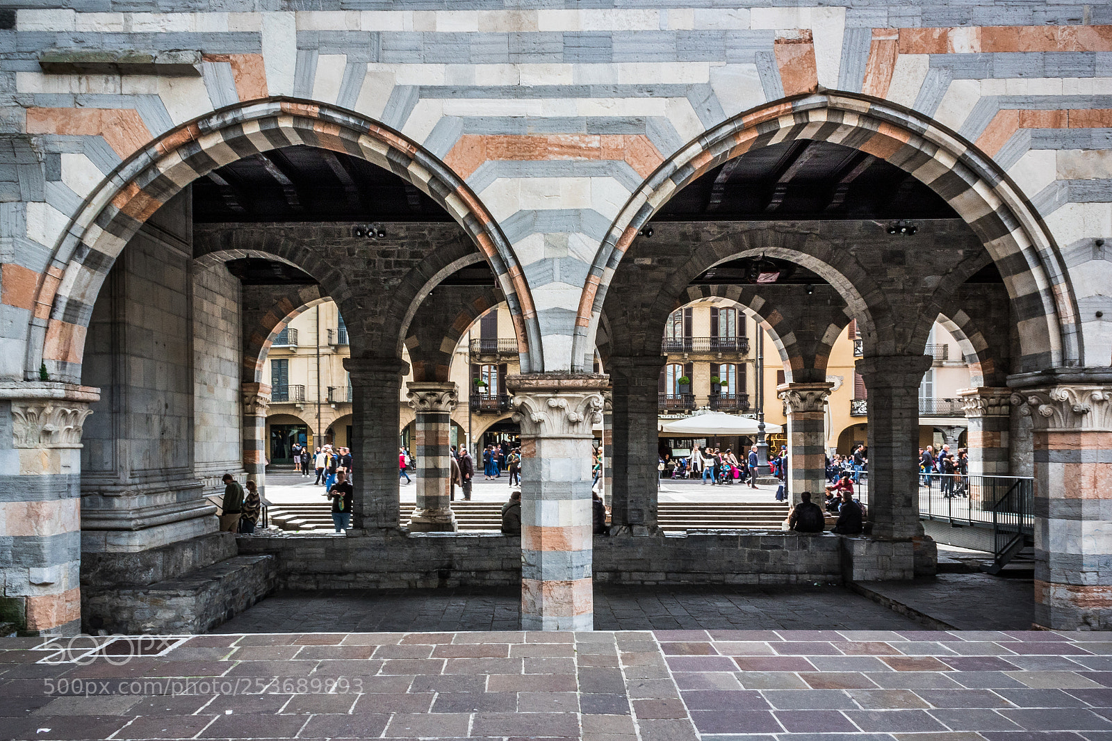 Canon EOS 1300D (EOS Rebel T6 / EOS Kiss X80) sample photo. Palazzo del broletto photography