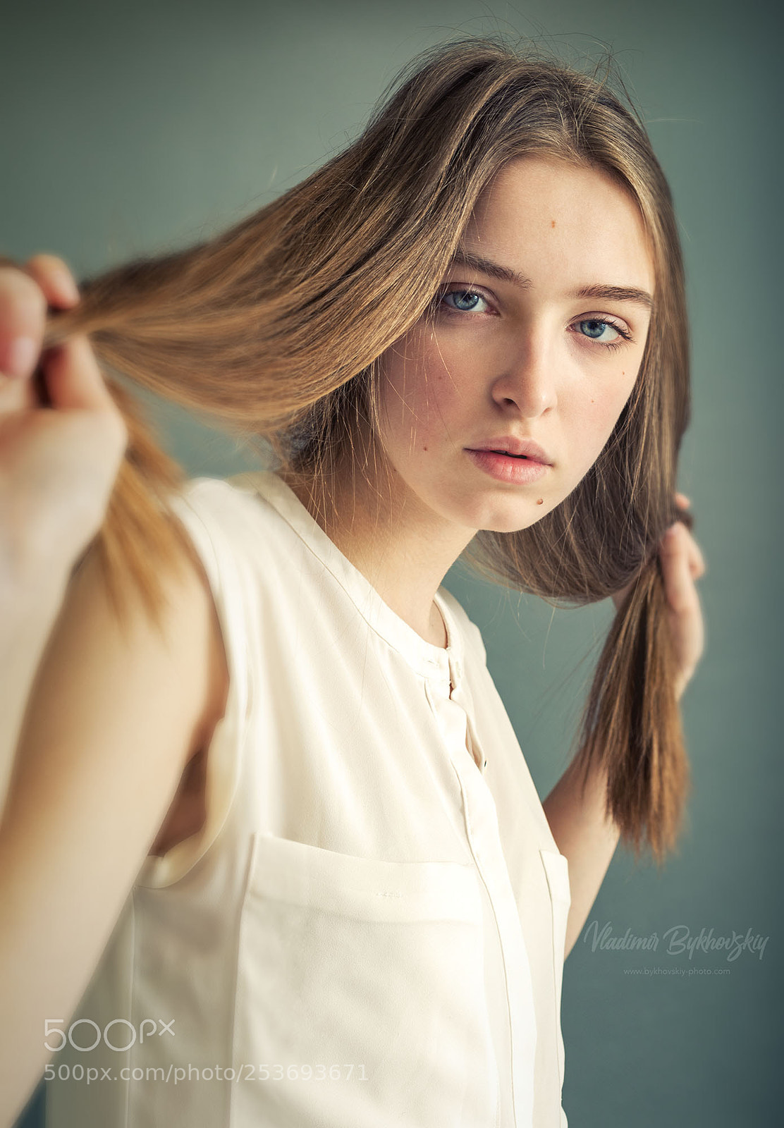 Canon EOS 5D Mark IV sample photo. Girl and her hair photography