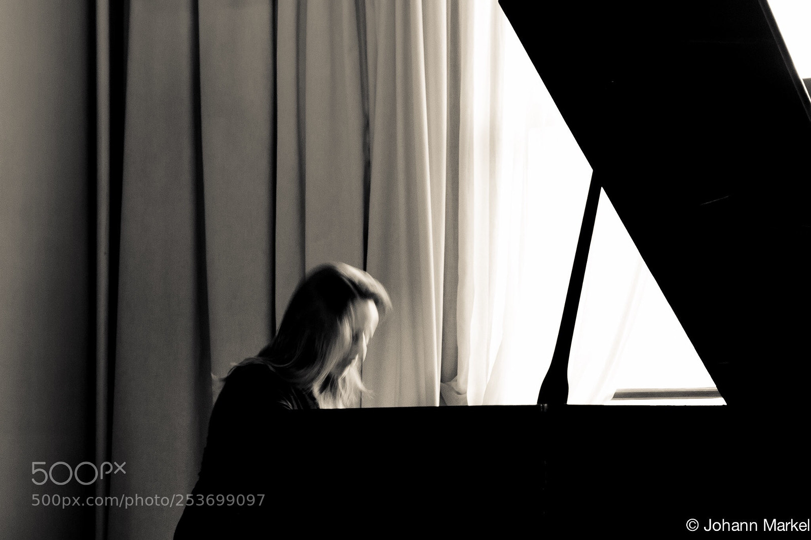 Canon EOS 500D (EOS Rebel T1i / EOS Kiss X3) sample photo. Pianist at work photography