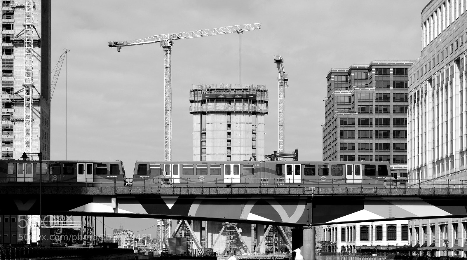 Nikon D5200 + Nikon AF-S DX Nikkor 35mm F1.8G sample photo. Canary wharf photography