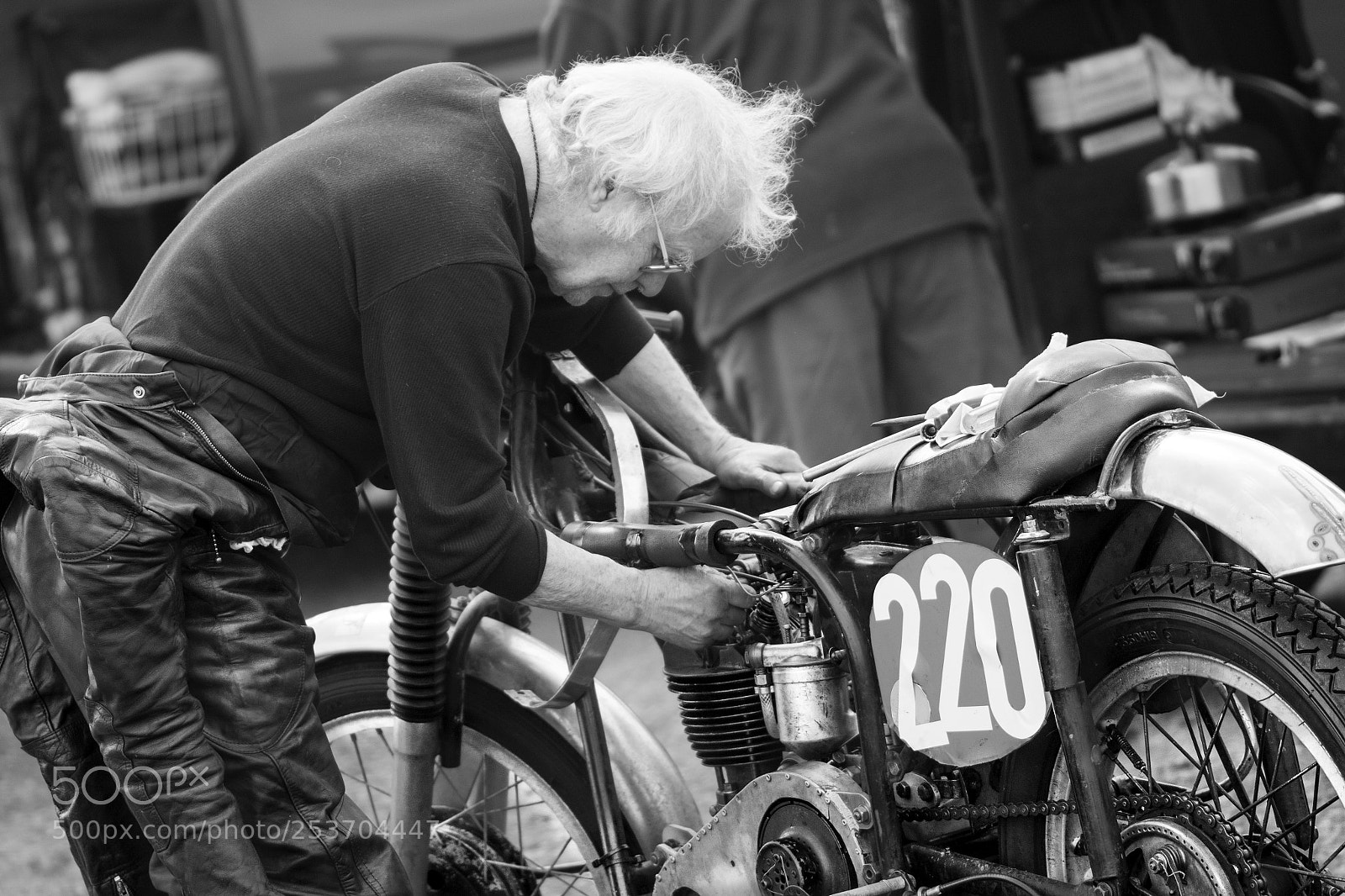 Canon EOS 7D Mark II sample photo. Keeping the old bike photography