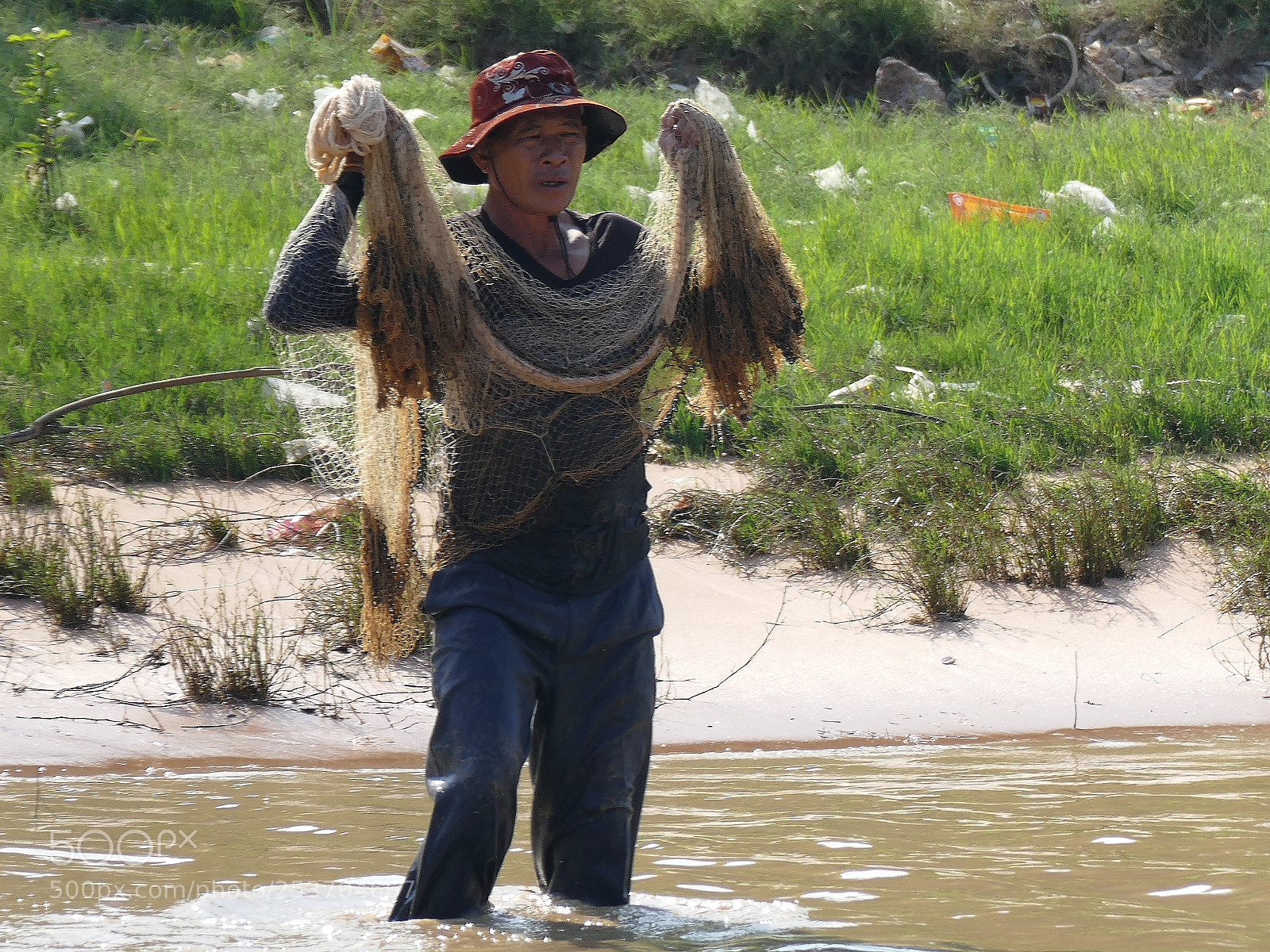 Panasonic Lumix DMC-FZ1000 sample photo. Cambodia mekong fisherman photography