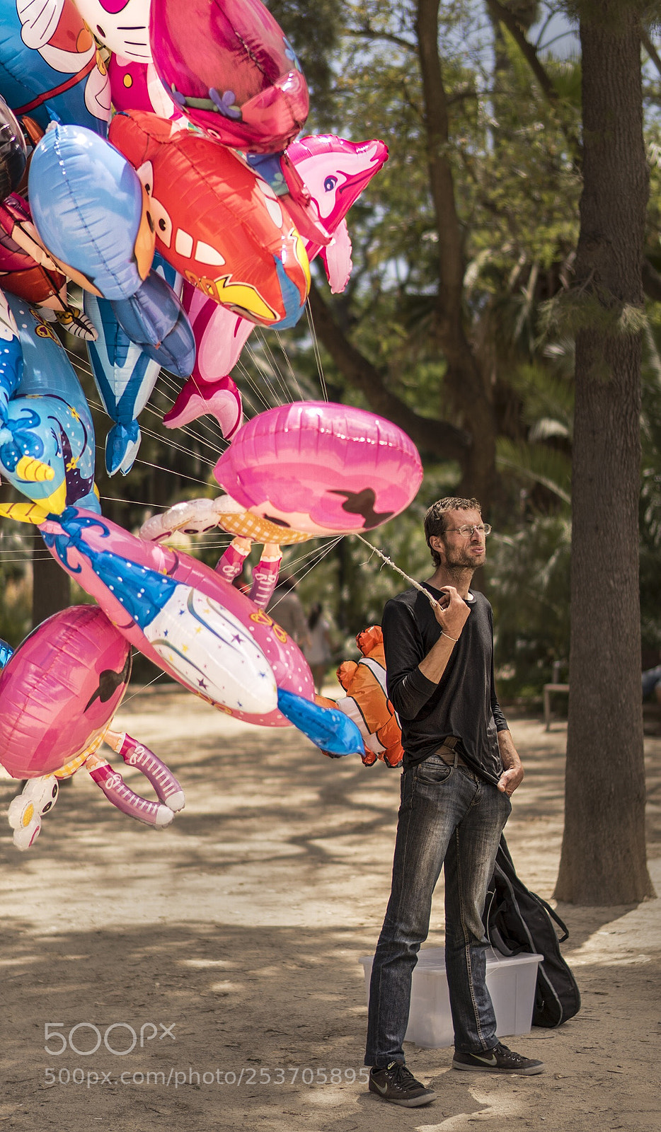 Sony ILCA-77M2 sample photo. The bored balloon seller  photography