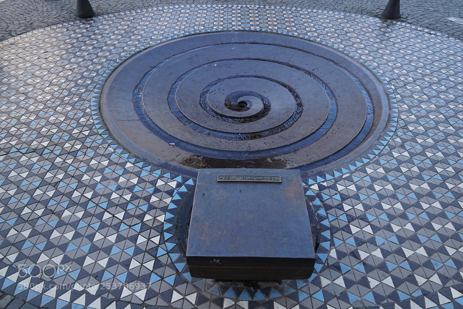 Sony DT 16-50mm F2.8 SSM sample photo. Spiral fountain photography