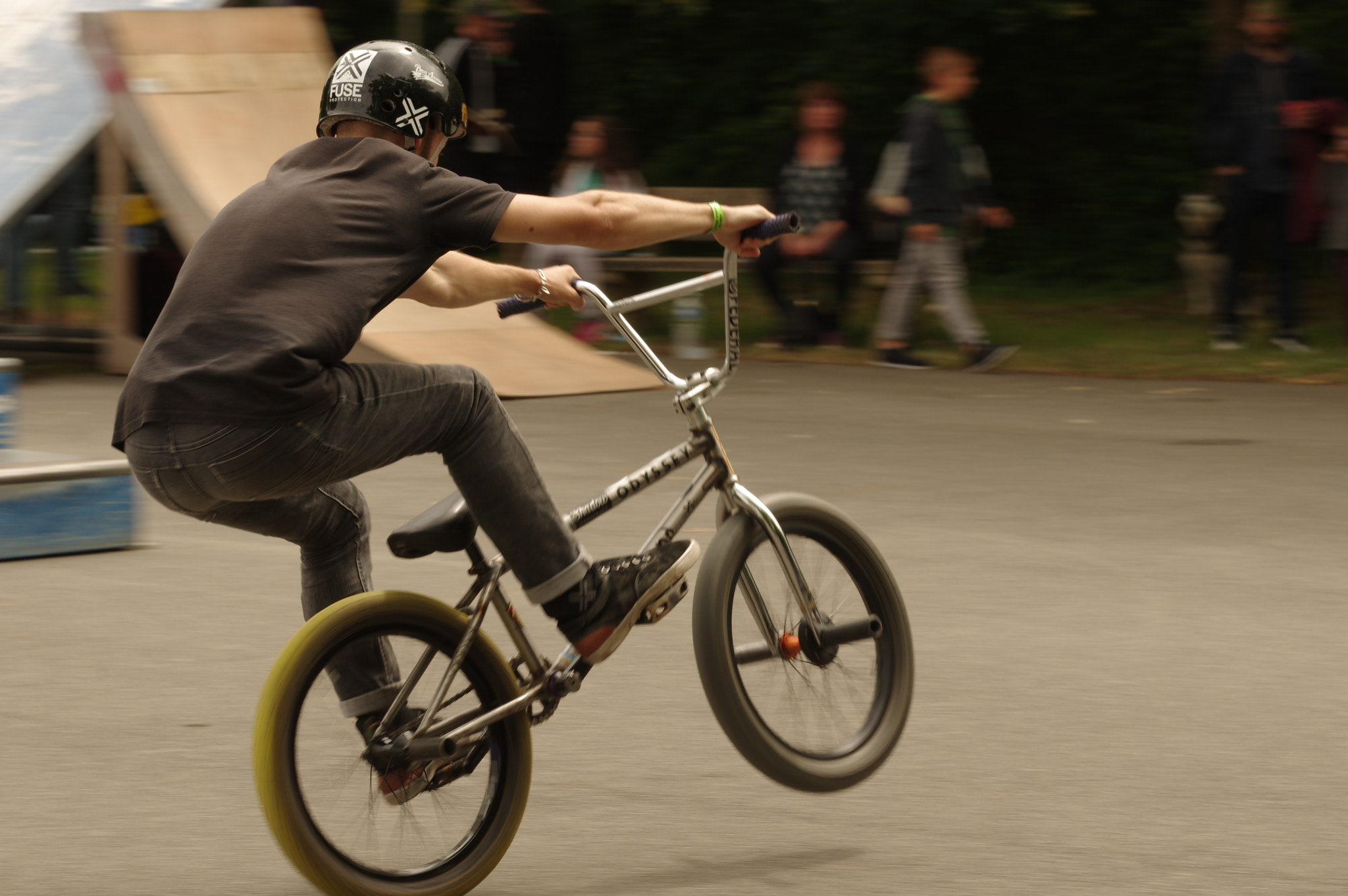 Pentax K-3 II + Pentax smc DA 18-270mm F3.5-6.3 ED SDM sample photo. Funambule du velo et du skate photography