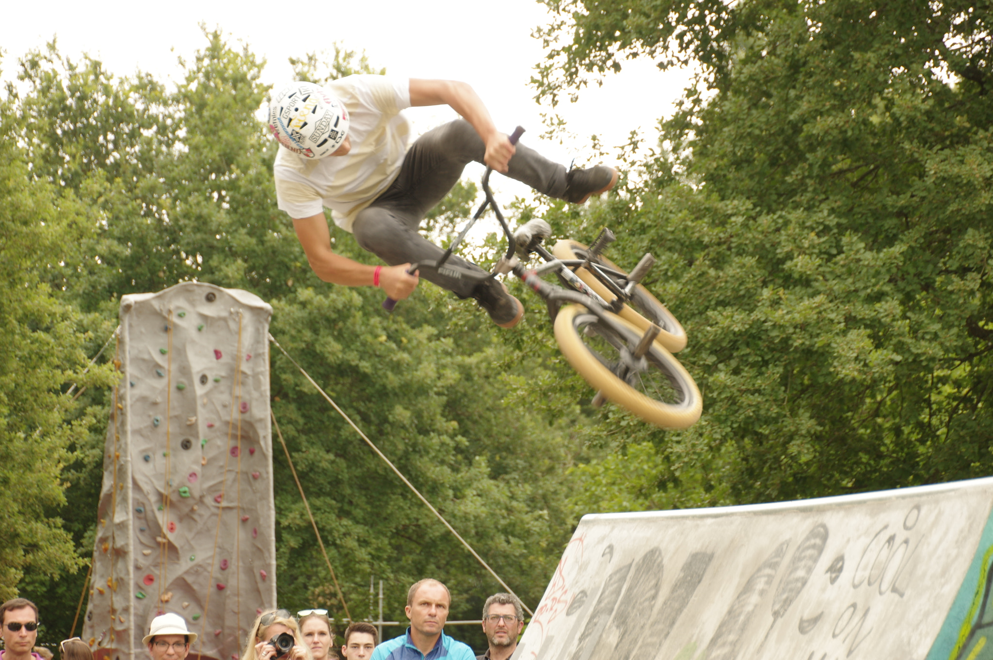 Pentax K-3 II + Pentax smc DA 18-270mm F3.5-6.3 ED SDM sample photo. Funambule du velo et du skate photography