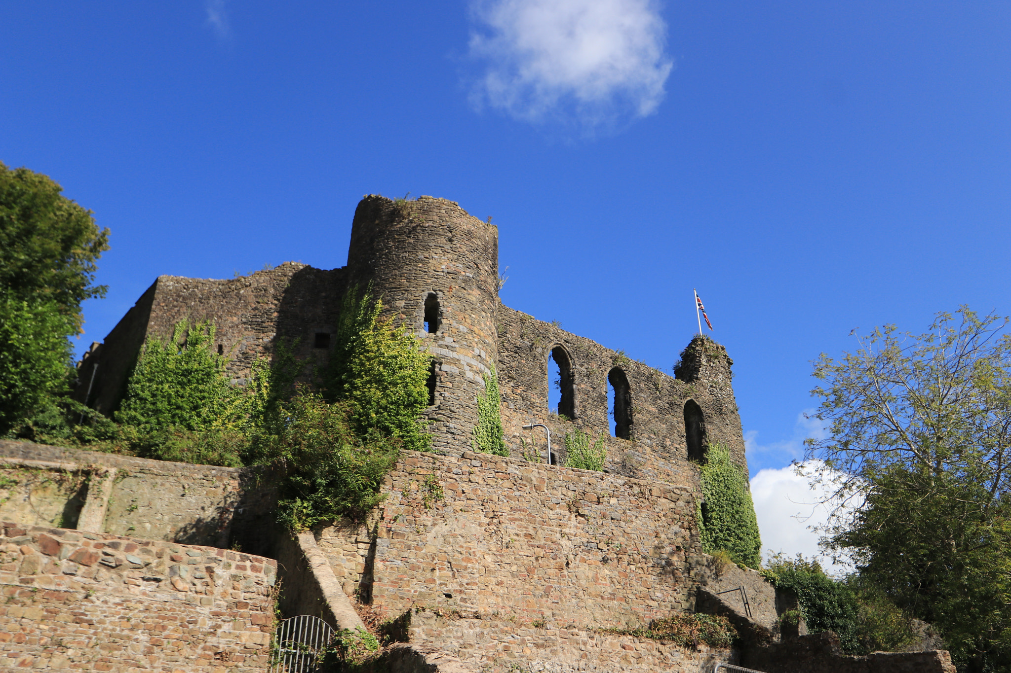 Canon EF-S 10-22mm F3.5-4.5 USM sample photo. Castillo de haverfordwest (gales) reino unido photography