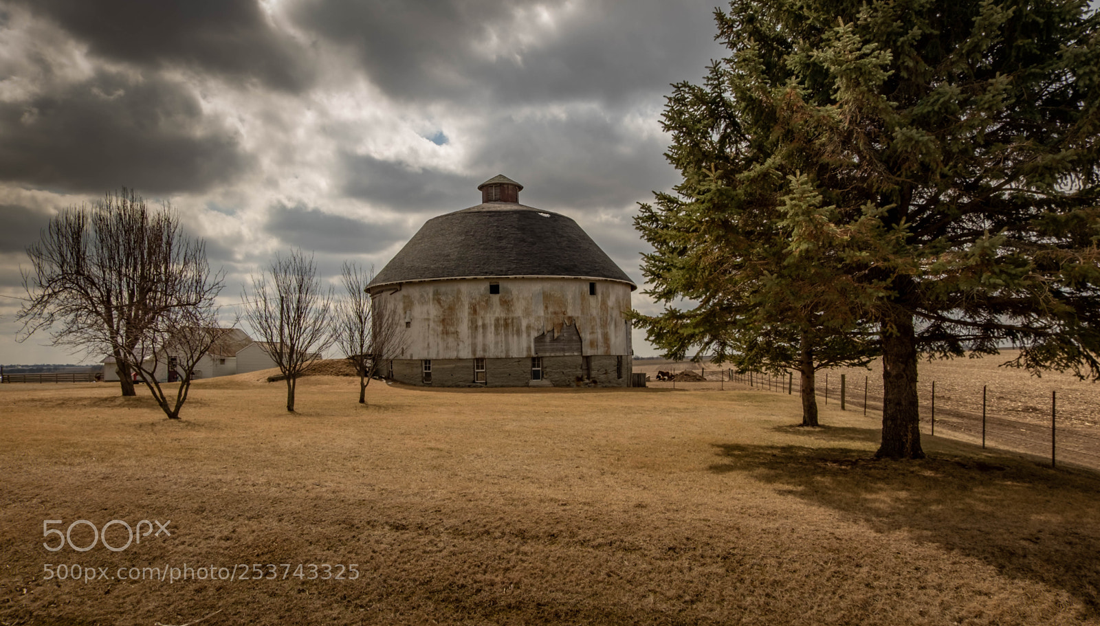 Fujifilm X-T10 sample photo. Old round barn photography