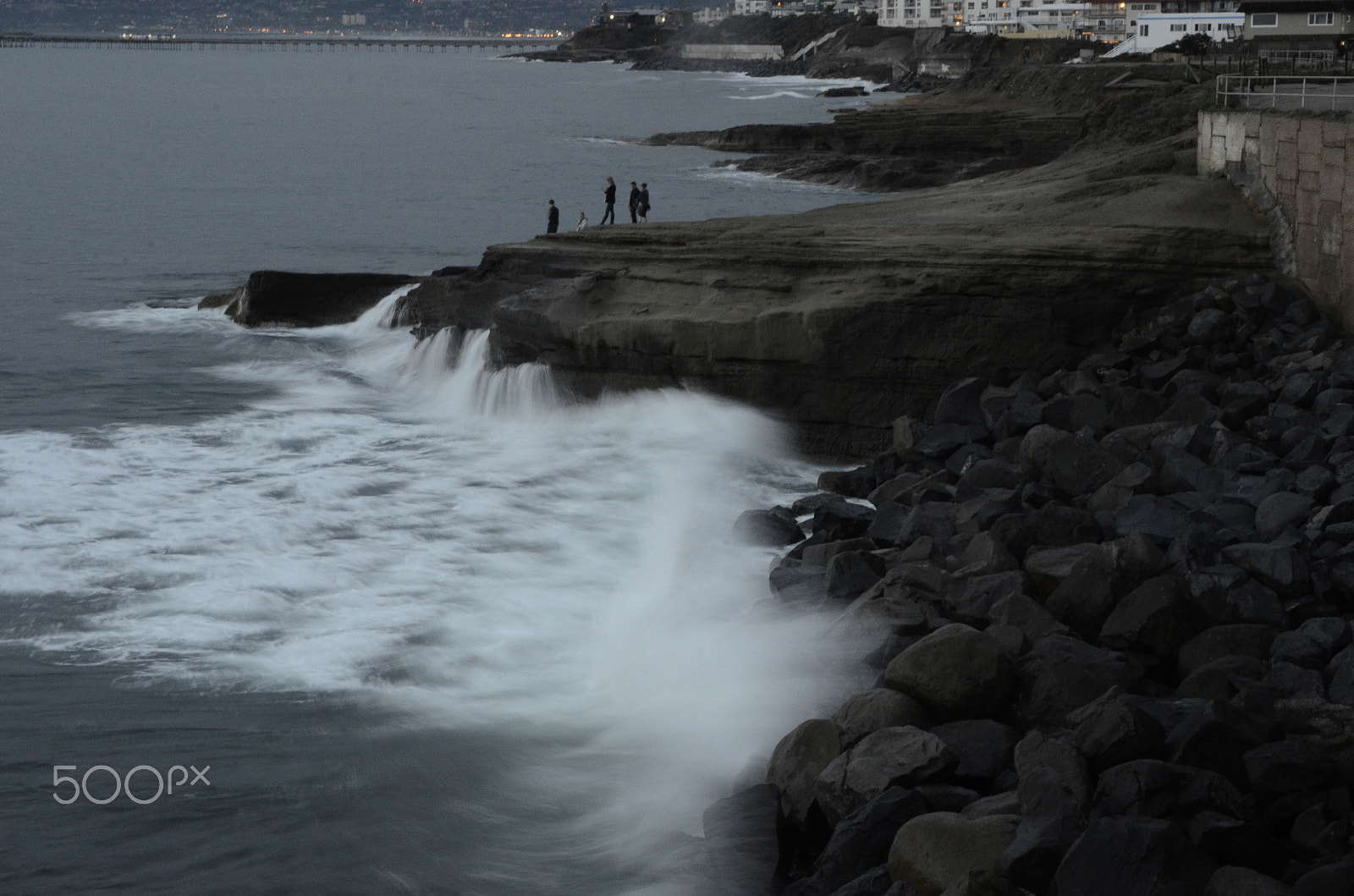 Nikon AF-S DX Nikkor 18-70mm F3.5-4.5G ED-IF sample photo. Human, water and rock photography