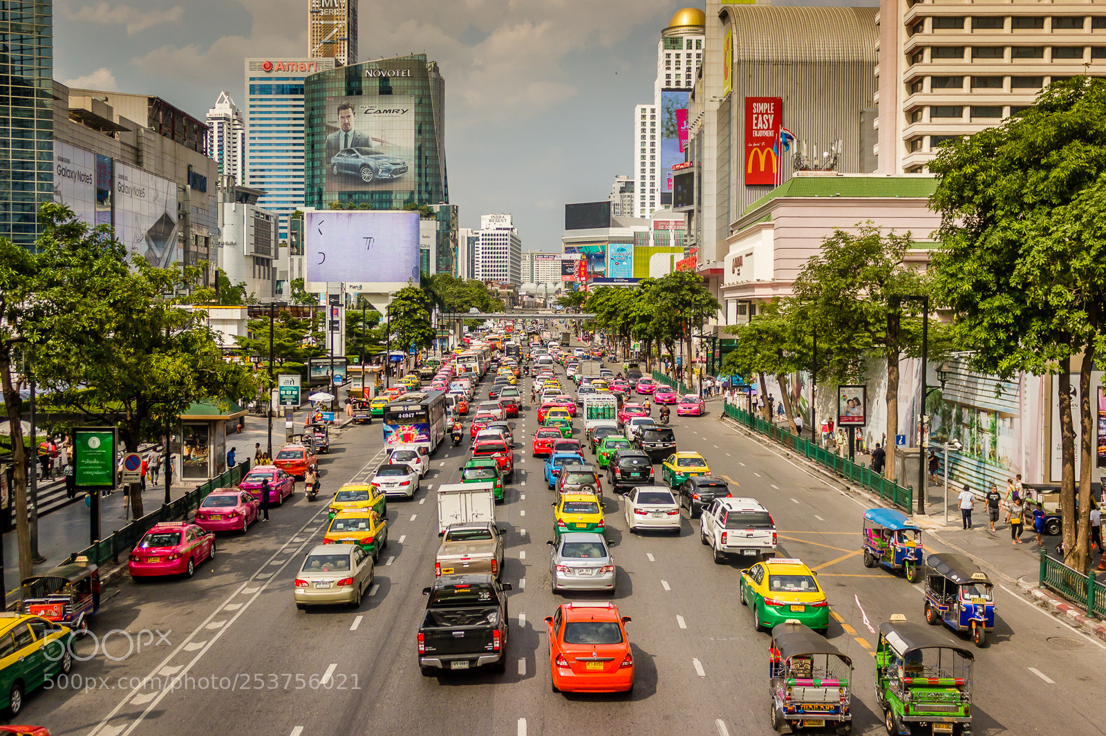Canon EOS 550D (EOS Rebel T2i / EOS Kiss X4) sample photo. Bangkok traffic photography