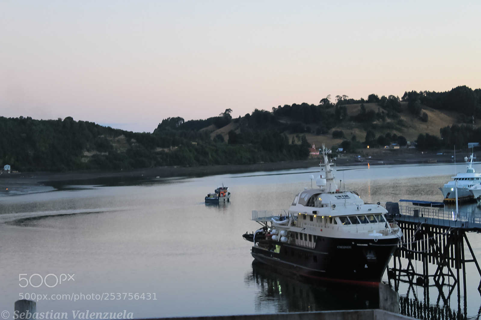 Canon EOS 1300D (EOS Rebel T6 / EOS Kiss X80) sample photo. Boat photography