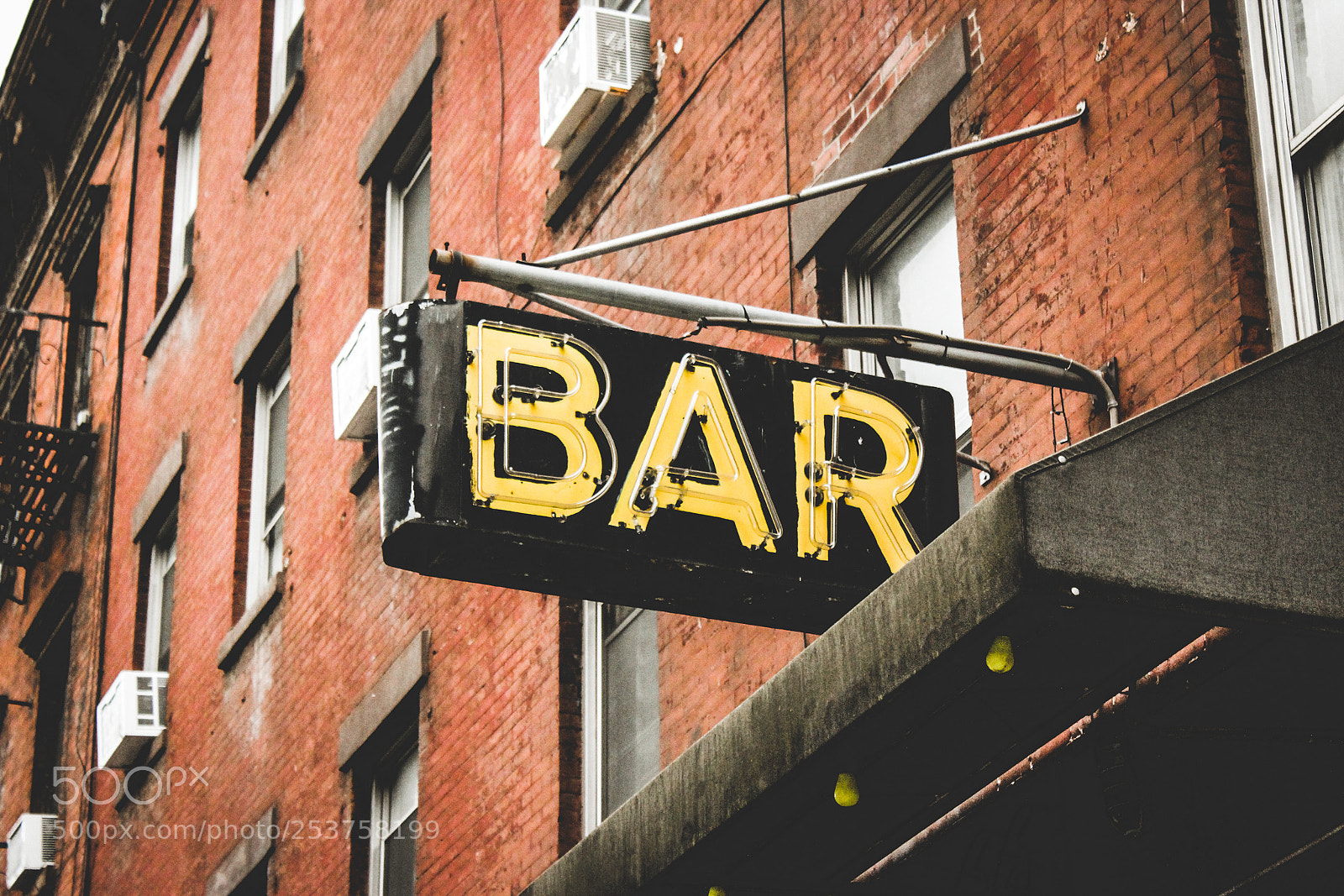 Canon EOS 1300D (EOS Rebel T6 / EOS Kiss X80) sample photo. Neighborhood bar sign photography