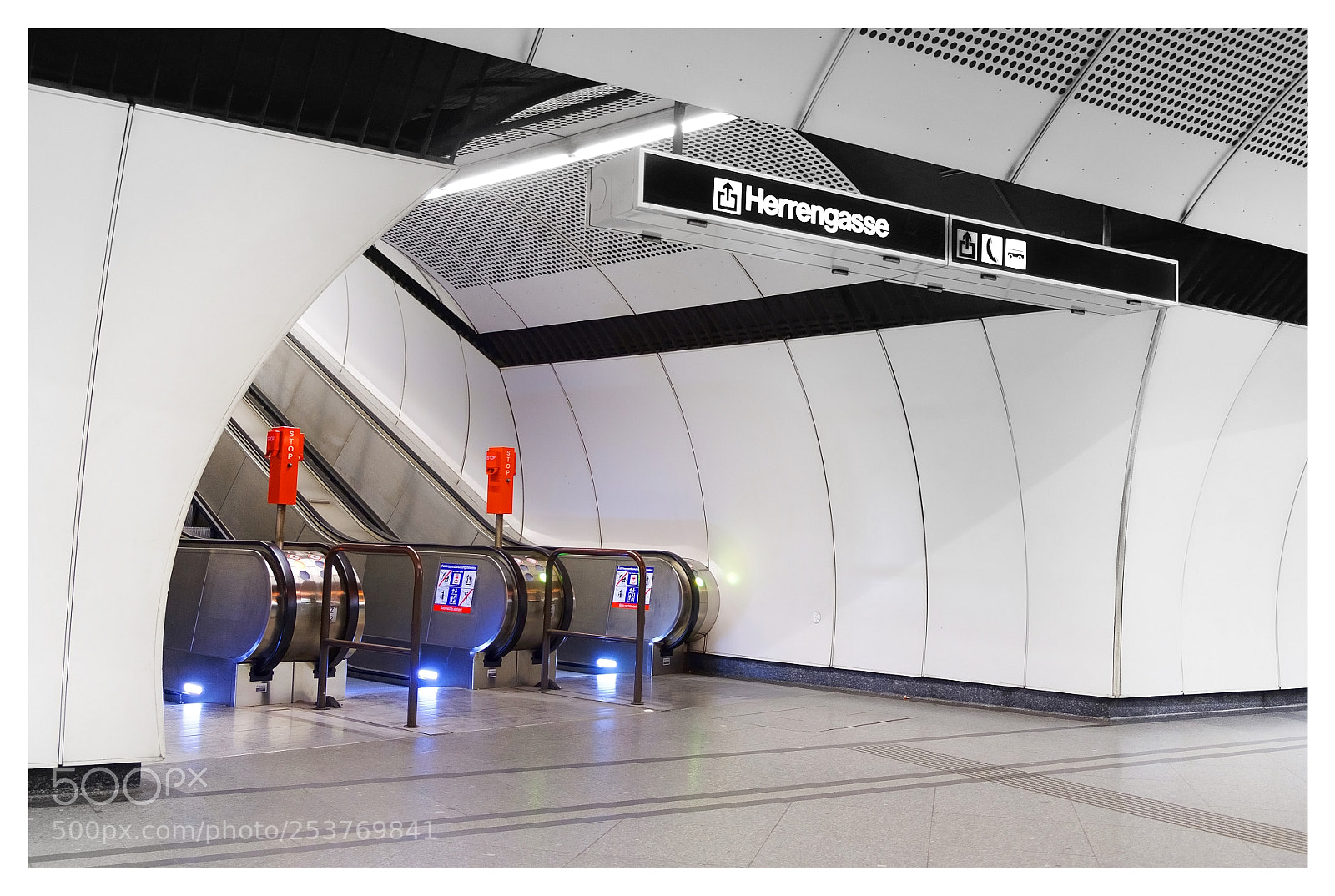 Fujifilm X-T20 sample photo. Herrengasse subway station, vienna photography