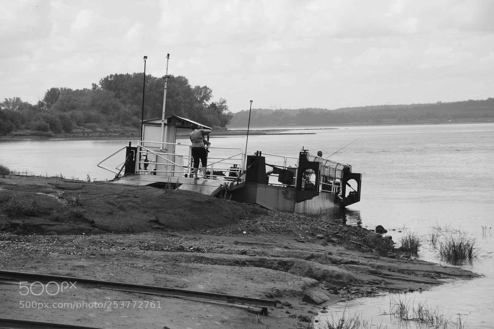 Canon EOS 500D (EOS Rebel T1i / EOS Kiss X3) sample photo. Old river ferry photography