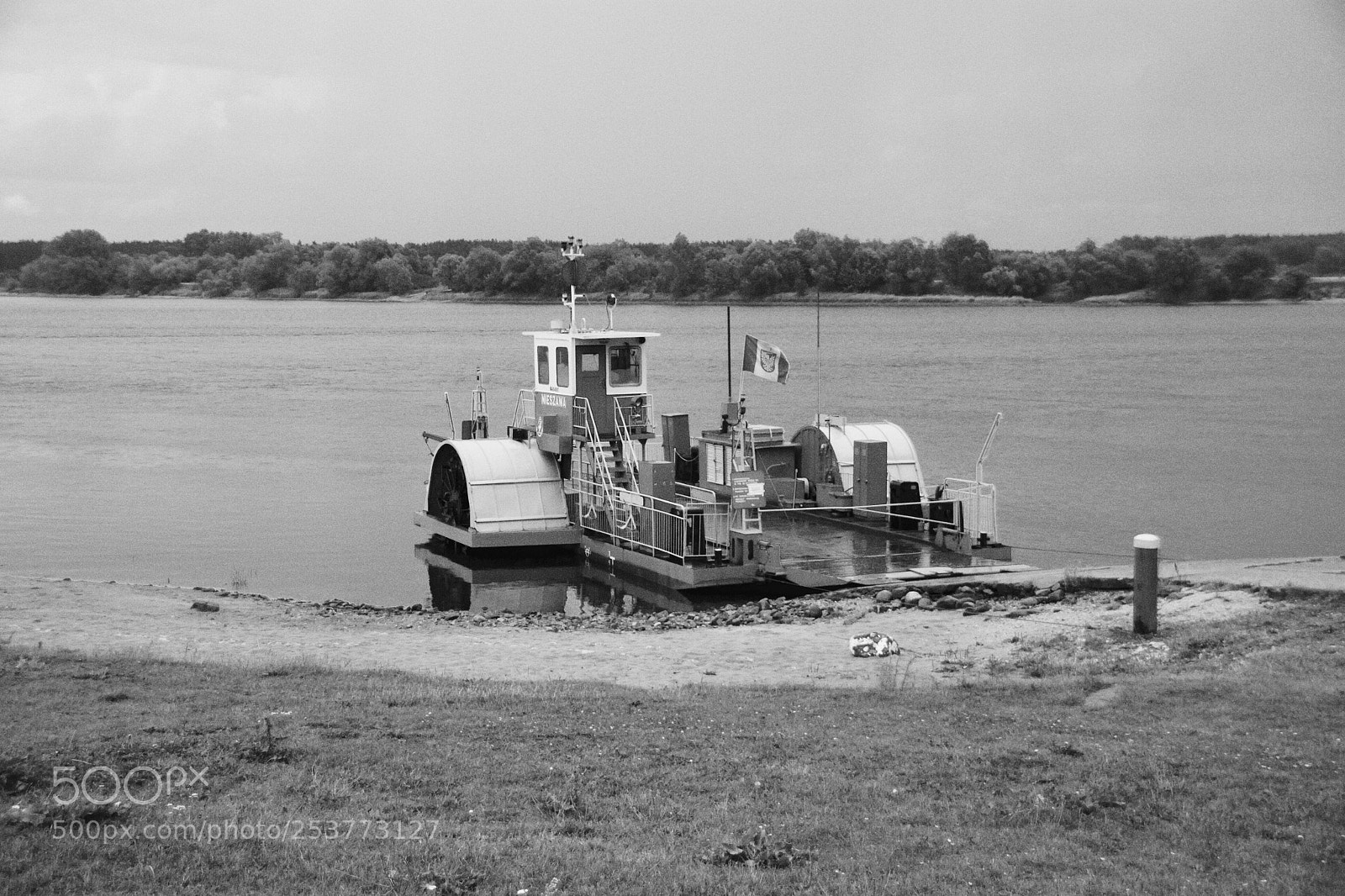 Canon EOS 500D (EOS Rebel T1i / EOS Kiss X3) sample photo. River ferry  photography