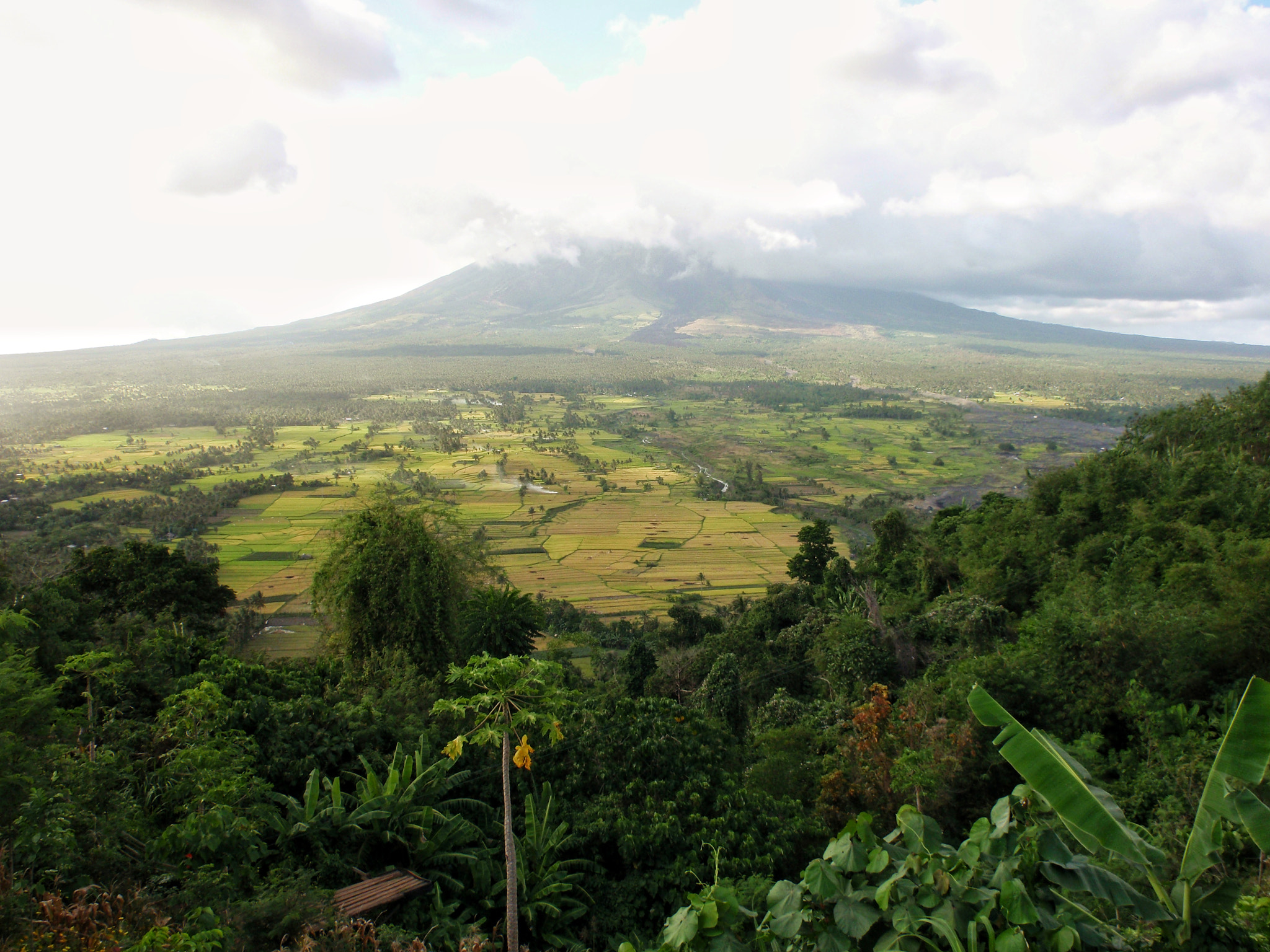 Olympus u9000,S9000 sample photo. Mayon volcano, philippines photography
