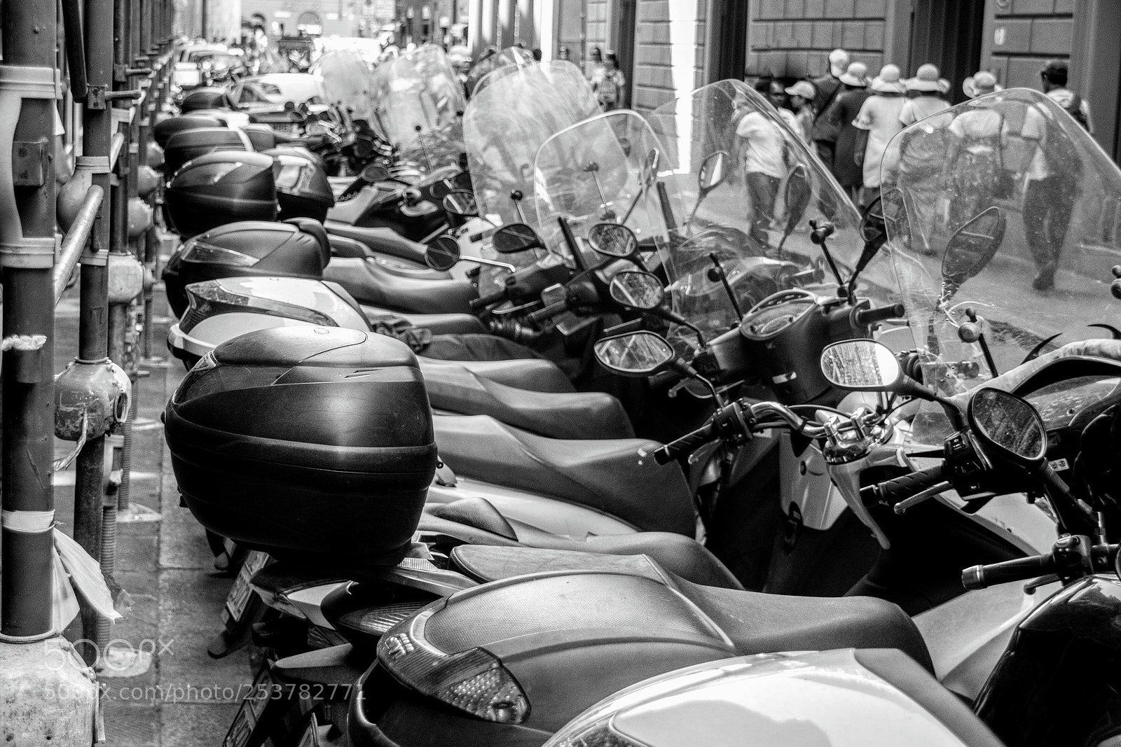 Canon EOS 77D (EOS 9000D / EOS 770D) sample photo. Sombreros y motos en photography