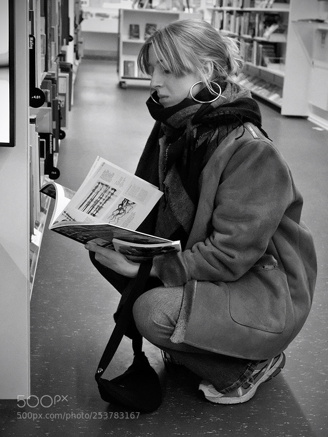 Fujifilm X-Pro2 sample photo. Studying art book photography