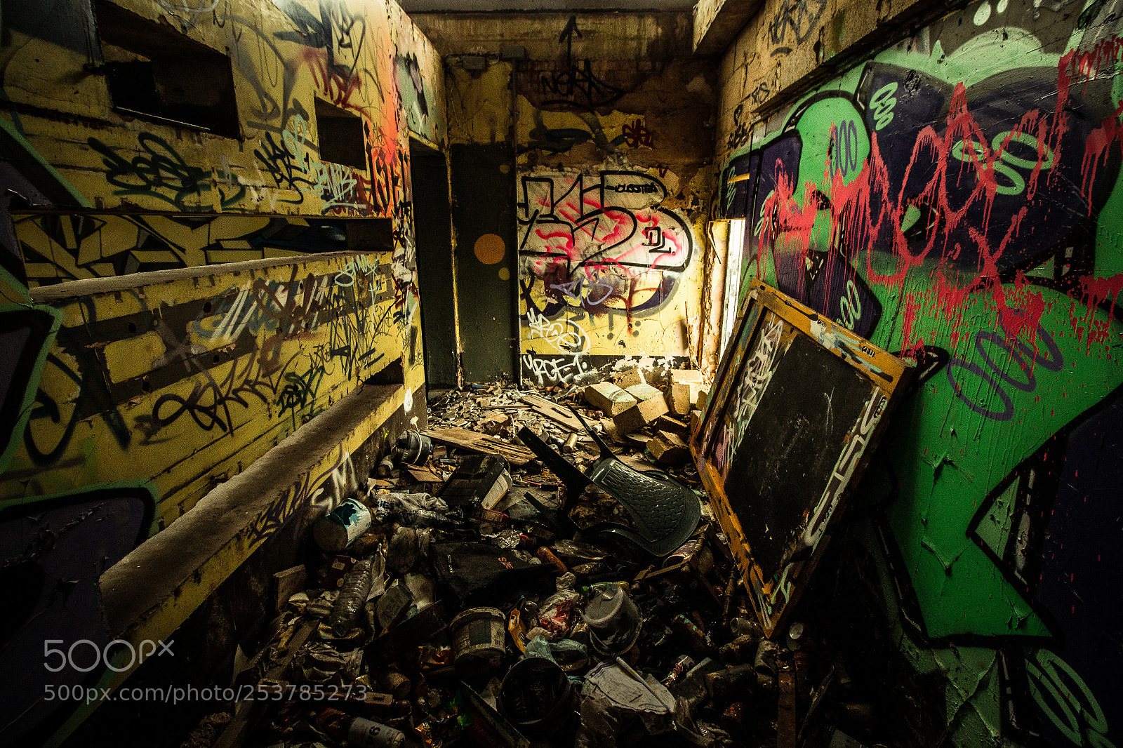 Canon EOS 70D sample photo. Derelict petrol station photography